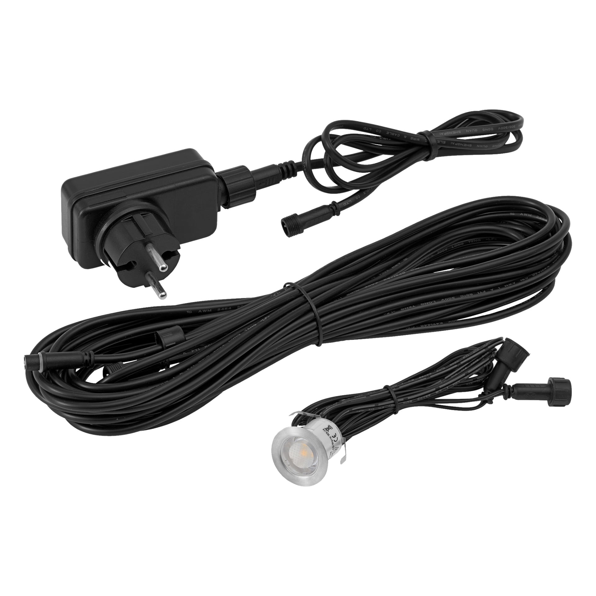 En svart Anslut-adapter med europeisk kontakt, en lång svart förlängningskabel som är fastspänd med en tvist och en kompakt cirkulär LED-lampa från Decklights LED 10-pack-setet – alla delar har fastsatta svarta kablar och kontakter.