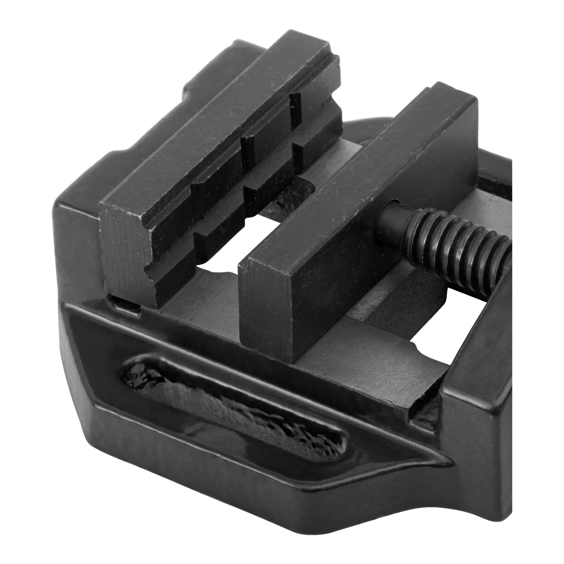 Detaljerad vy av en svartmetall Meec Tools skruvstäd, med räfflade käftar och ett gängat skruvsystem designat för att hålla föremål stadigt på plats för olika uppgifter. Käkarna visas delvis öppna.