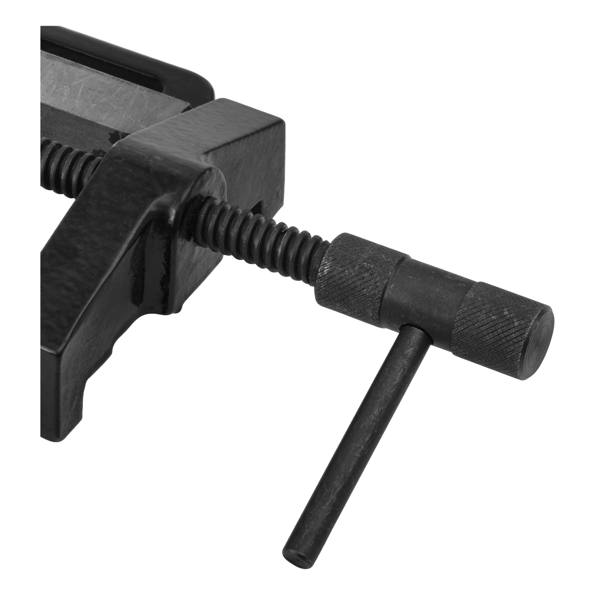 Detaljerad närbild av en Meec Tools maskinskruvstäd med svart metallkonstruktion, gängad skruv och handtag, designad för att säkra material för trä- eller metallbearbetningsändamål.