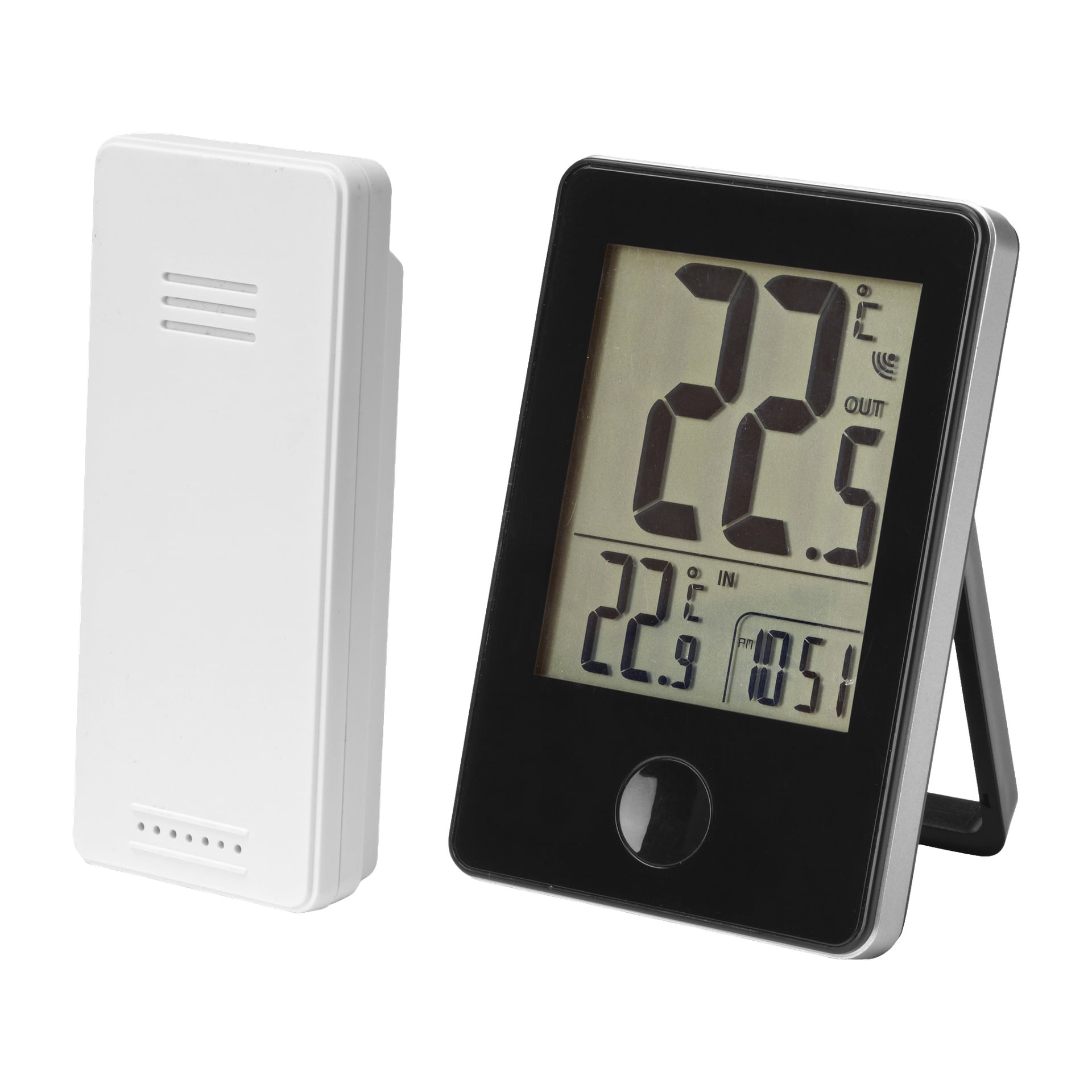 En digital termometer med en stor, lättläst display visar både inomhus- och utomhustemperaturvärden i Celsius. Bredvid den står en separat vit trådlös sensor. Termometern står upprätt och visar tydligt båda temperaturmätningarna.