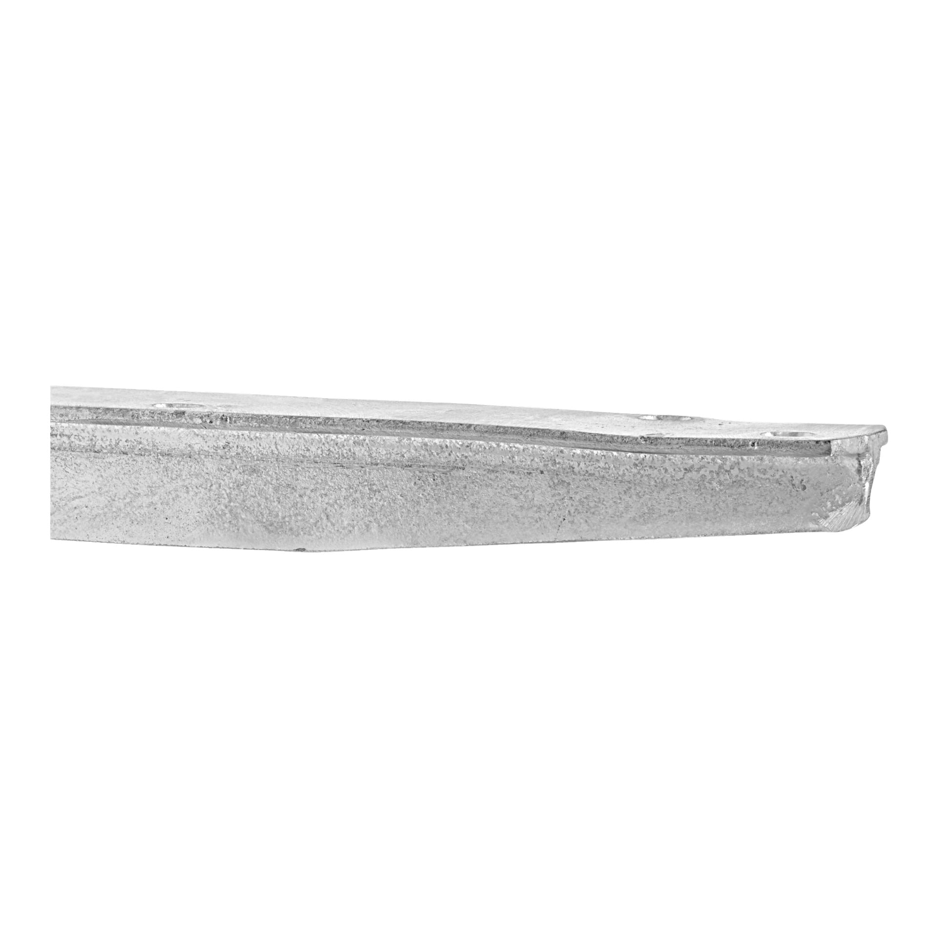 En närbild av Hard Head Bracket, med en grov textur, rektangulär metallstång med två små hål nära ena änden.