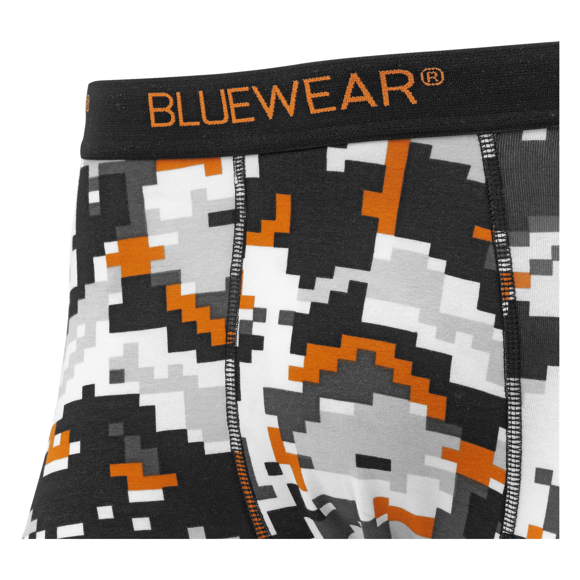 Närbild på Bluewears herrboxershorts från en 3-pack, med en geometrisk pixlad design i svart, vitt, grått och orange. Det svarta midjebandet har varumärket Bluewear i orange bokstäver. Sömmarna framhävs med synliga sömmar.