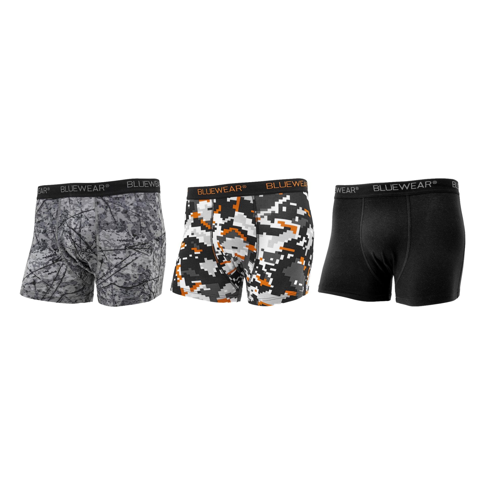 Ett 3-pack med herrboxershorts från Bluewear visas: ett par har grått kamouflagemönster, ett annat har ett kamouflagemönster i svart, vitt och orange, och det sista är helt svart. Varje par har ett svart midjeband med etiketten "BLUEWEAR".