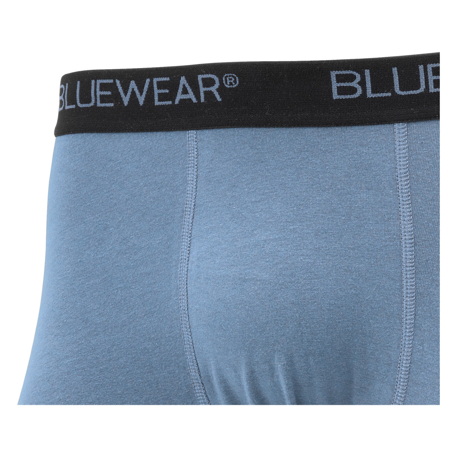 Närbild på en person som bär Bluewear-boxershorts med svart midjeband där varumärket är synligt i ljusblått. Bilden visar endast midjan och övre låren.
