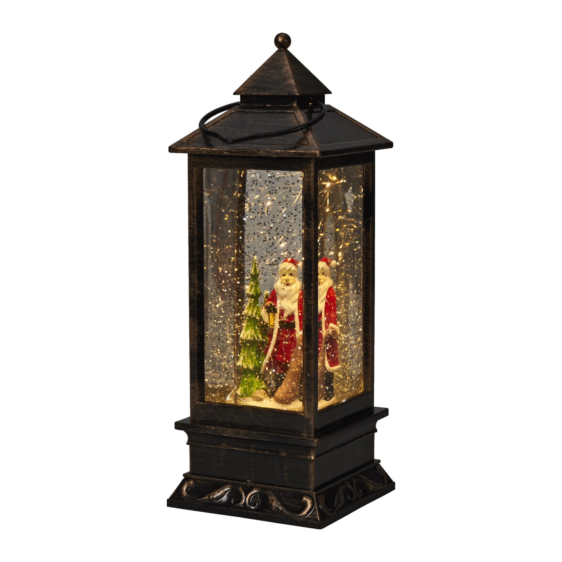 EKVIP Luminous LED-tomtelampan är en dekorativ lykta med två jultomtefigurer bredvid en julgran, alla dammade i glittrande, snöliknande glitter. Lyktan har svart ram, klara glaspaneler och eleganta ornamentala detaljer vid basen.