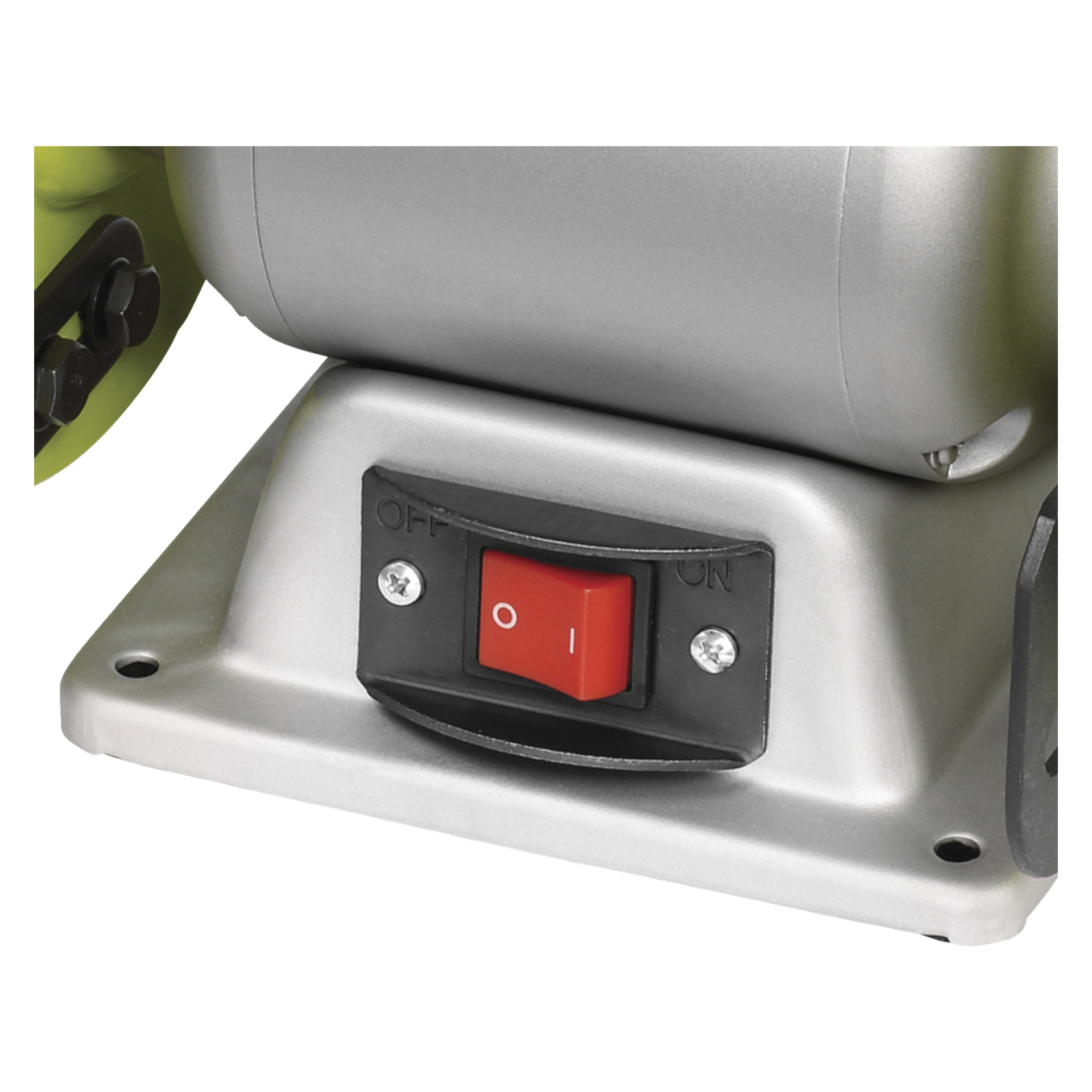 Zbliżenie czerwonego przełącznika zasilania z etykietami OFF i ON na metalowej podstawie, zamontowanej na Ryobi Bench Grinder RBG6G1.