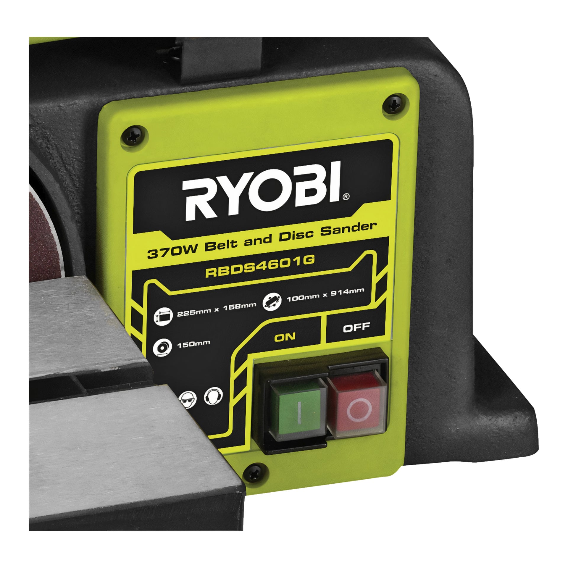 Detaljert visning av Ryobi belte/skivesliper RBDS4601G kontrollpanel, med en gul etikett, PÅ- og AV-knapper, maskinspesifikasjoner og synlige metalldeler.