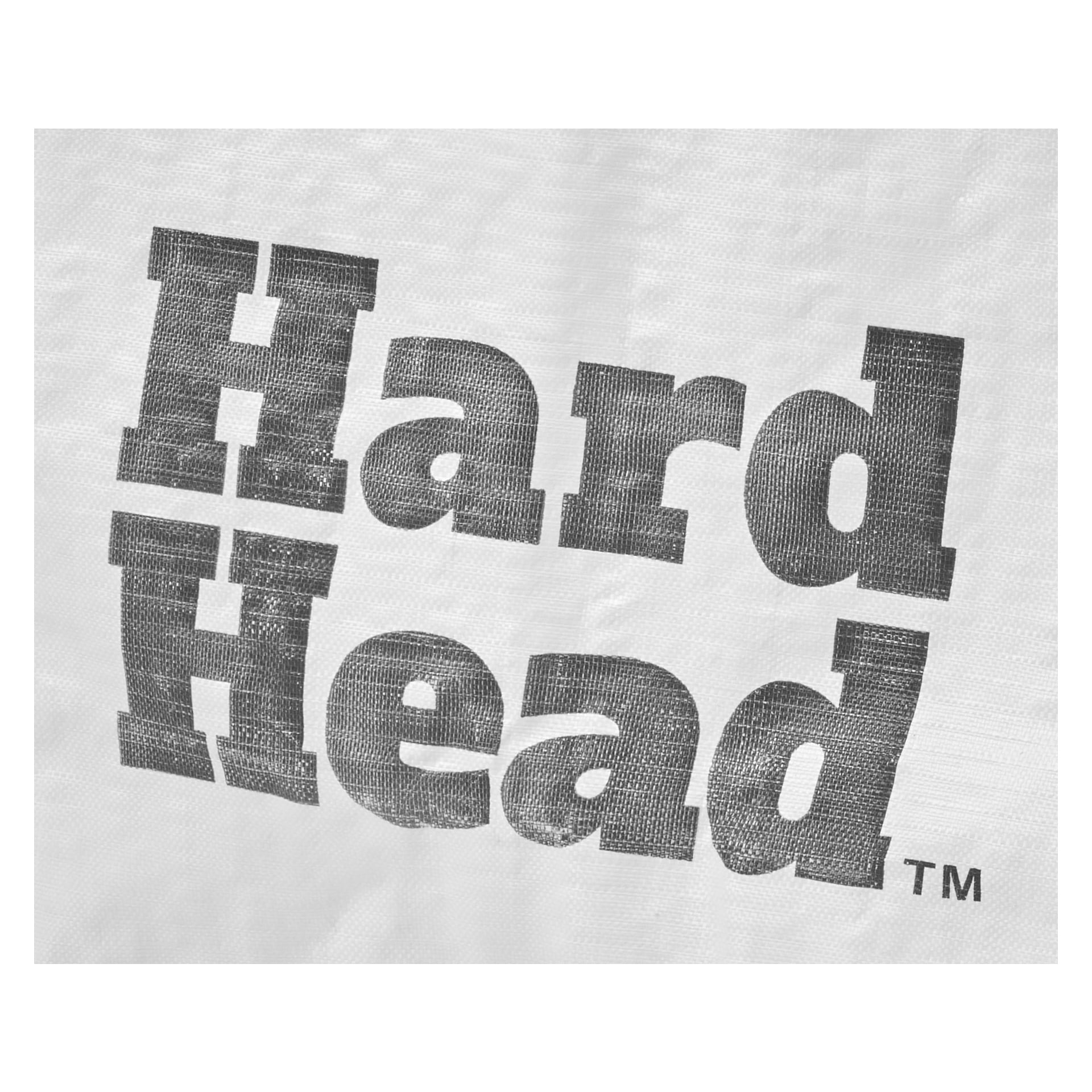 Frasen "Hard Head" visas med feta, svarta, texturerade bokstäver på en ljusfärgad Builders-väska med en subtil skrynklig textur.