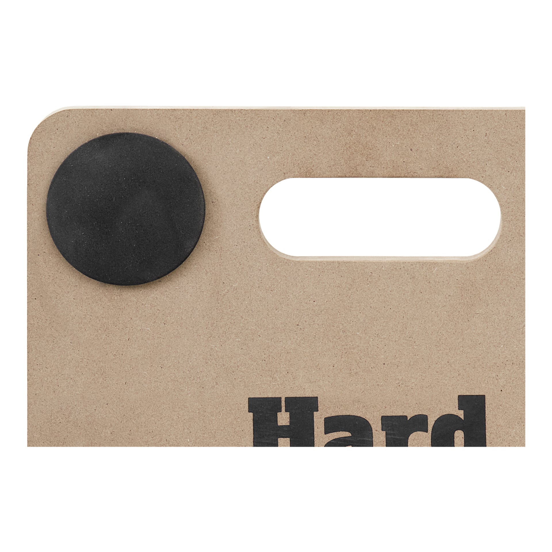 En detaljerad vy av Hard Head Transport-brädet visar dess rektangulära bruna form med ett rundat hörn, en svart cirkulär pad, ett ovalt utskuret handtag och en del av det djärva svarta varumärket "Hard" synligt.