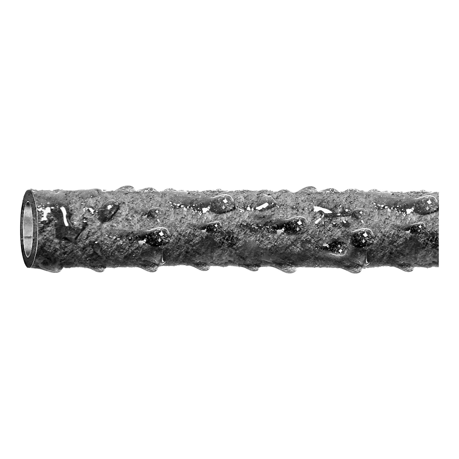 Zbliżenie węża Hard Head Moisture odsłania jego mokrą, teksturowaną, cylindryczną powierzchnię, z kroplami wody błyszczącymi na szorstkim, ciemnym materiale.
