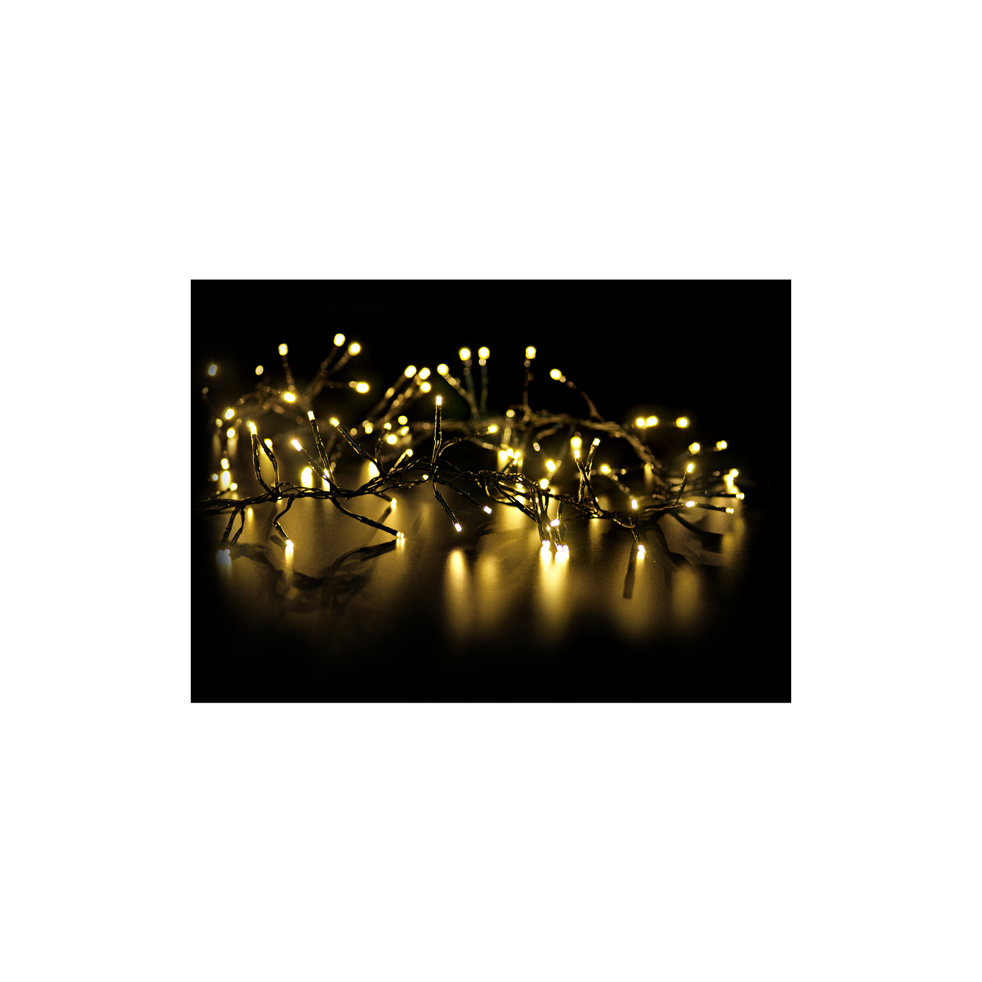 Lampy LED EKVIP są podświetlane ciepłym blaskiem w ciemnym otoczeniu, odbijając się od powierzchni pod spodem i wyróżniając się na tle czarnego tła.