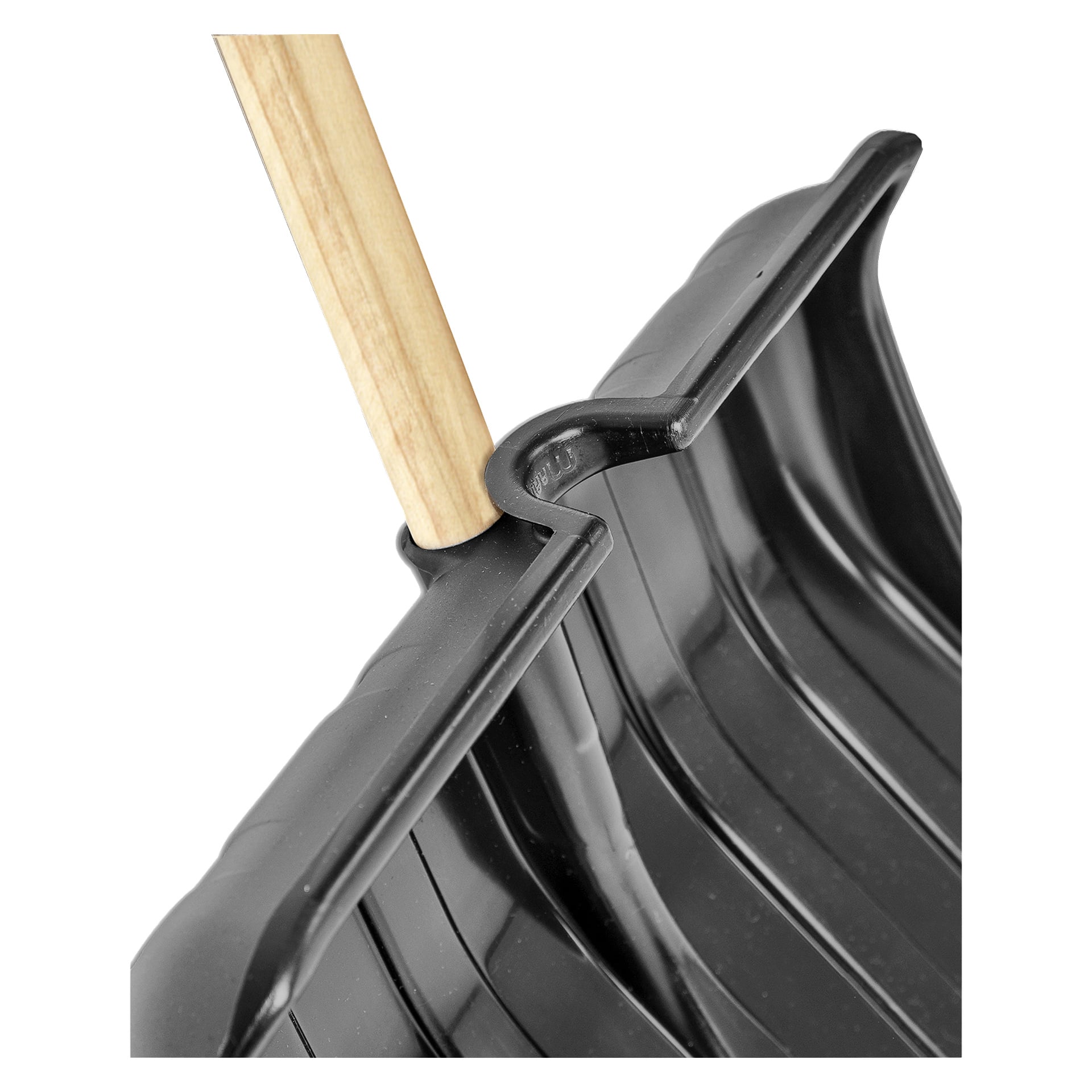 Hard Head Snow Shovel visas i detalj och framhäver dess hållbara svarta plastblad med en böjd egg och ett räfflat mönster, fäst vid ett massivt trähandtag.