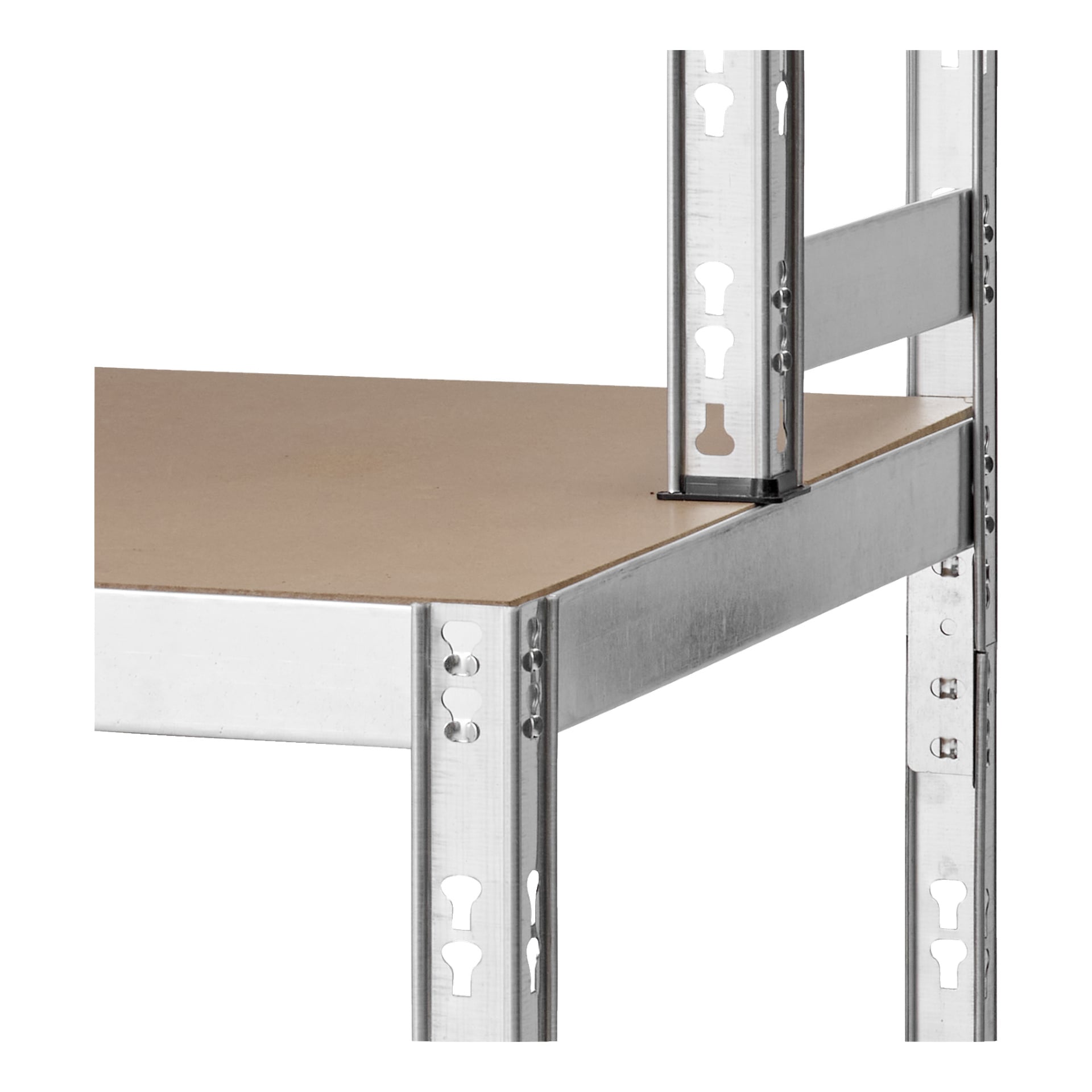 En detaljerad vy av Hard Head Storage-hyllan med arbetsbänk fokuserar på korsningen där metallbalkar möts, och visar en trähylla som sitter stadigt på ramen. Metallkonstruktionen inkluderar förborrade hål som möjliggör flexibel justering av hyllhöjden.