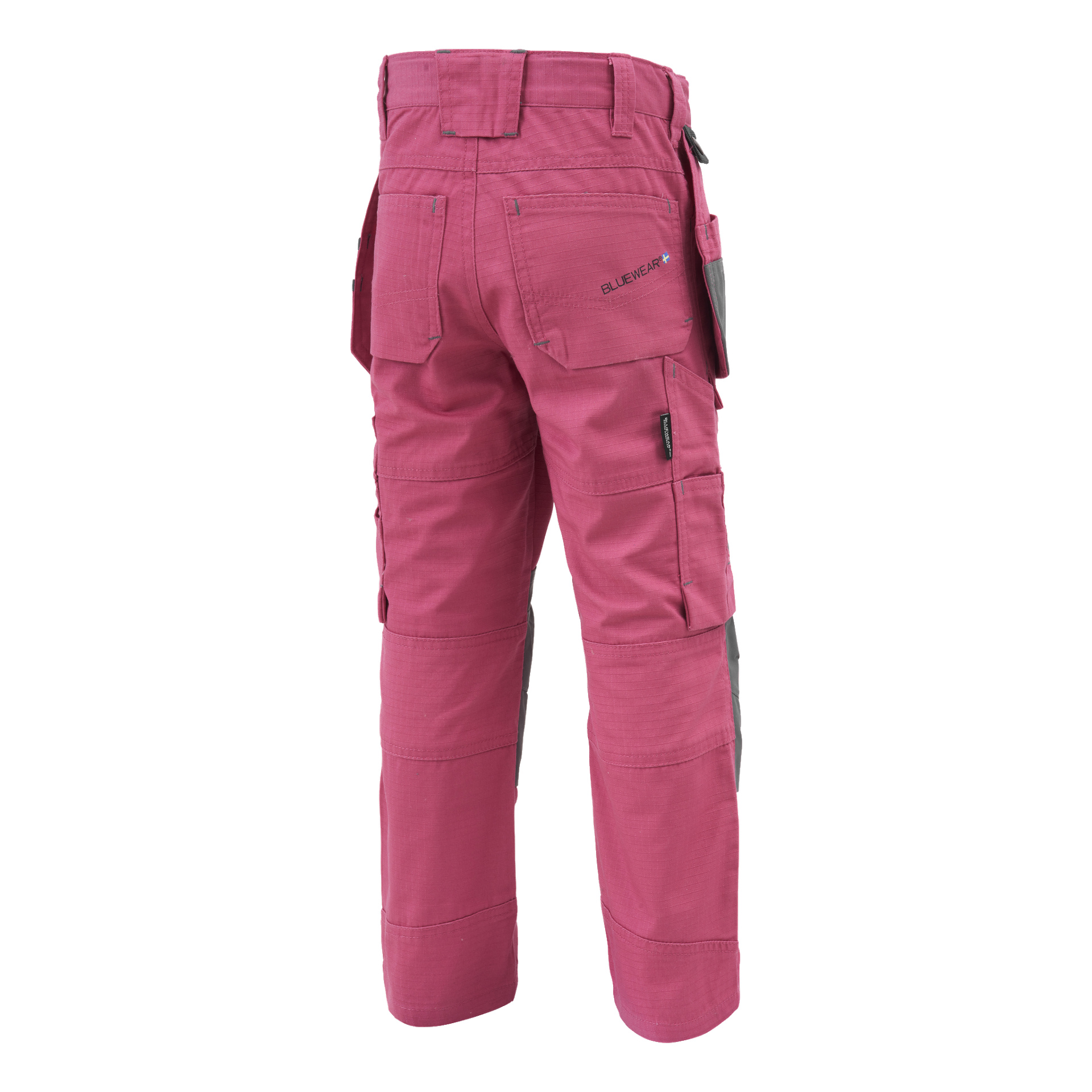 Bluewearin lasten työhousut kirkkaan pinkkinä, useilla taskuilla ja harmailla polven vahvistuksilla, esillä takaa. Bluewearin logo näkyy oikean taskun yläpuolella.