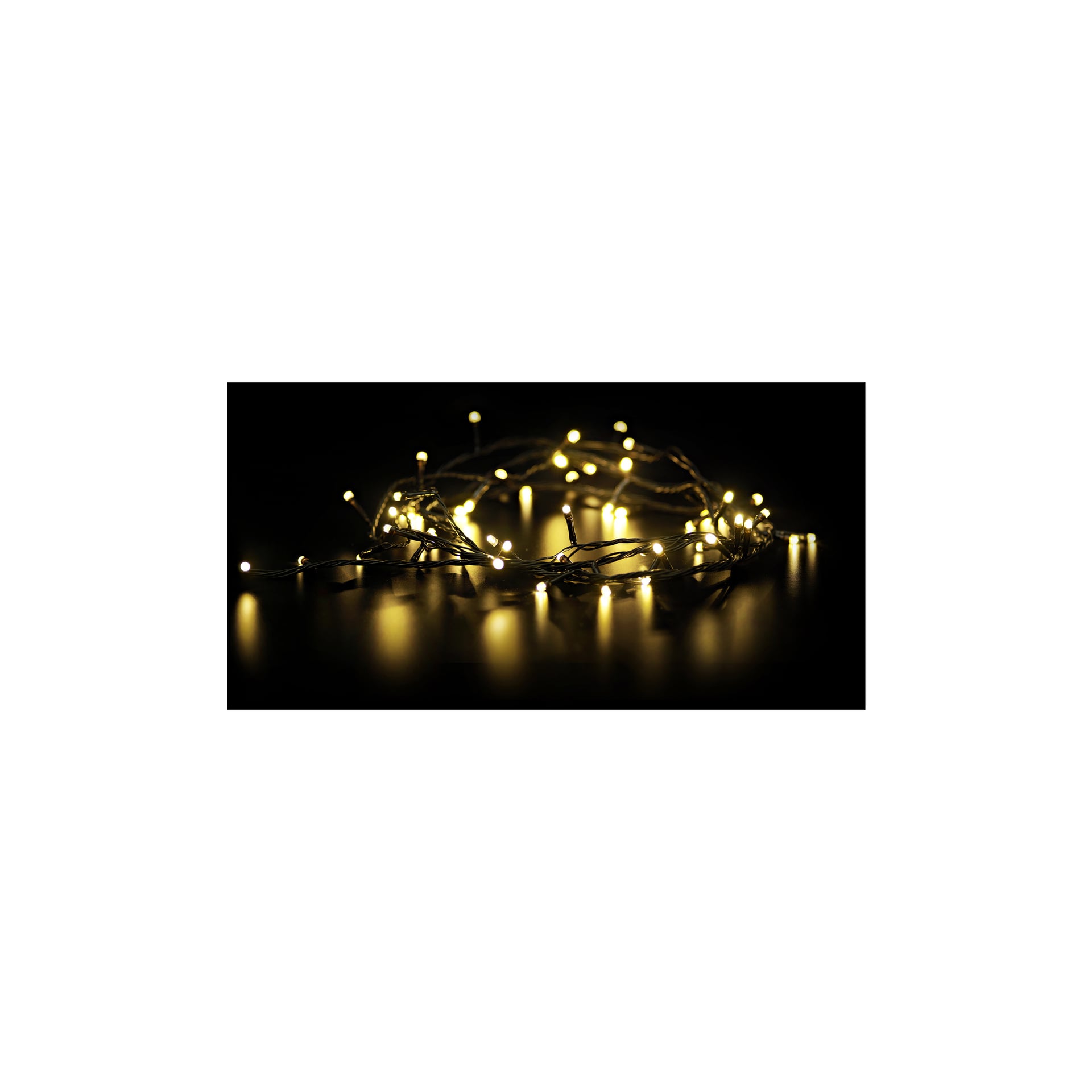 Die LED-Lichterketten von EKVIP senden ein warmes gelbes Licht aus, das sanft eine dunkle, glänzende Oberfläche beleuchtet und verstreute Reflexionen um sie herum erzeugt.