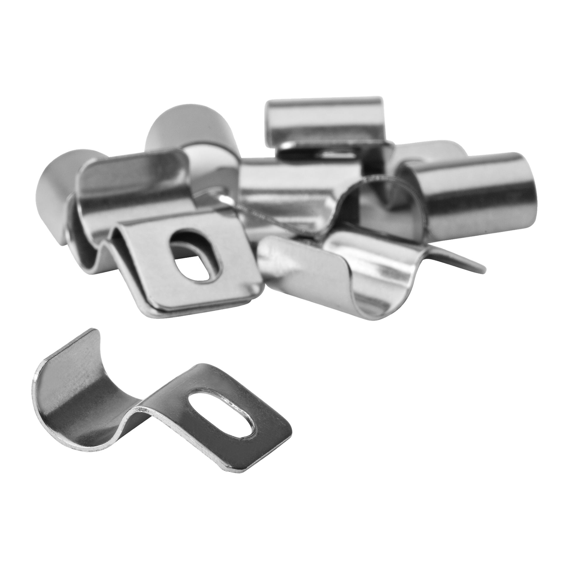 Flera Anslut Cable-klämmor från en 10-pack, var och en med ovala hål, är utspridda. Ett klämma är placerat i förgrunden och visar tydligt dess böjda form och spår.