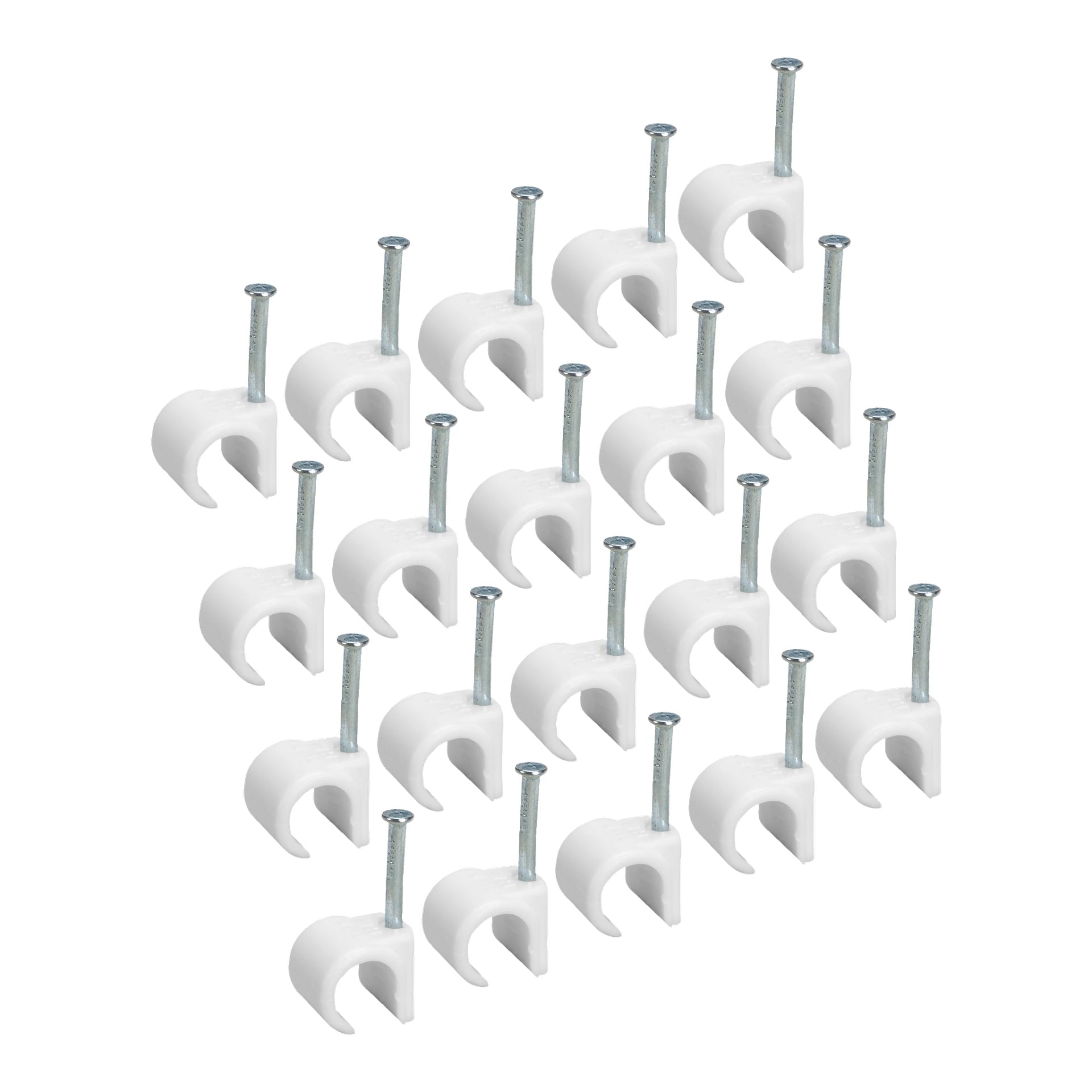 Flere Anslut Cable strain loss-klips fra en 100-pakning er arrangert i fire forskjøvede rekker. Klipsene er U-formede, laget av hvit plast, og hver har en metallspiker for å feste kabler eller ledninger til overflater.