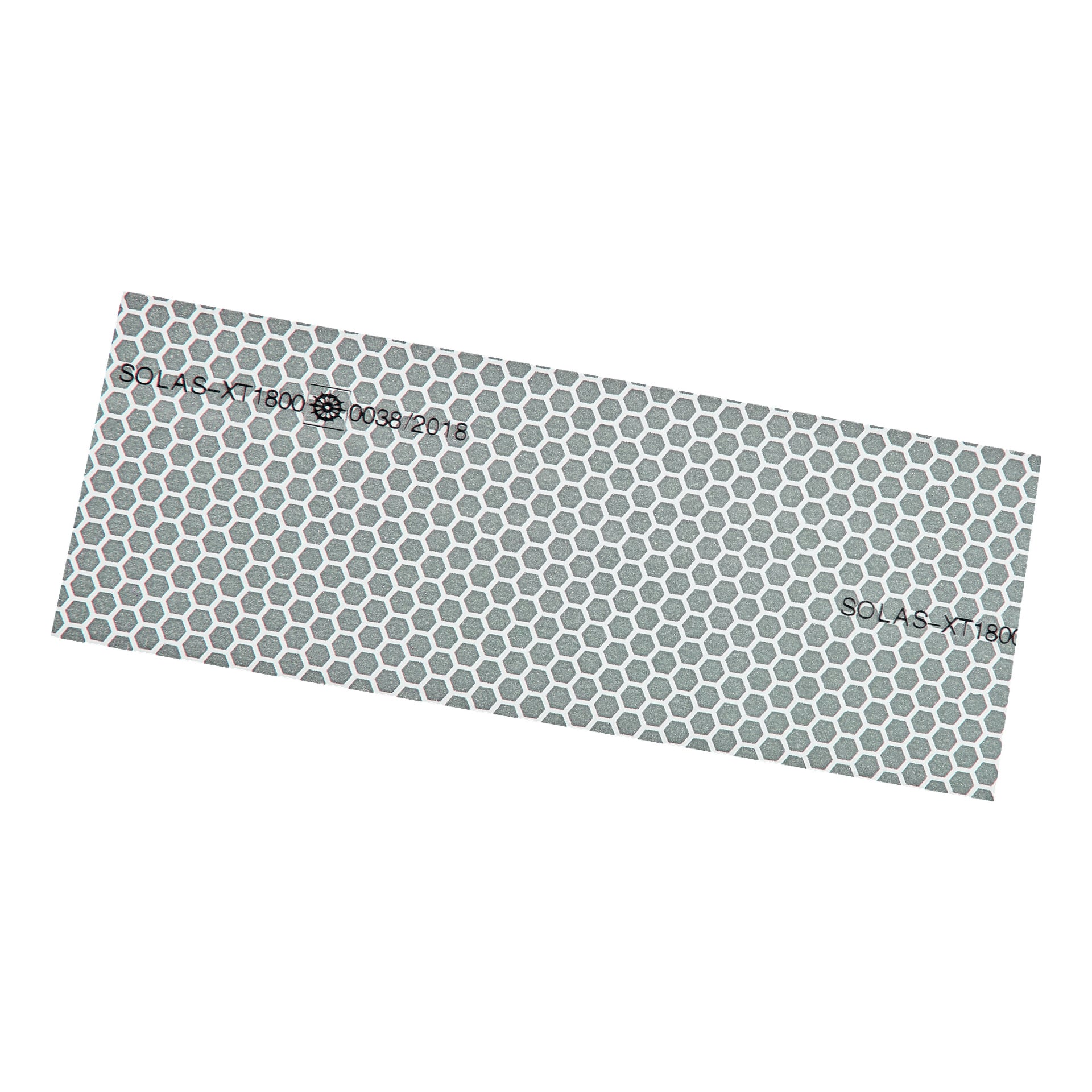 Et rektangulært stykke Hard Head Reflective tape med et lysegrått og hvitt sekskantet mønster viser teksten SOLAS-XT 1800 0038/2018 og SOLAS-XT 1800 i svart skrift. Arket ser ut til å være lett rotert med klokken.
