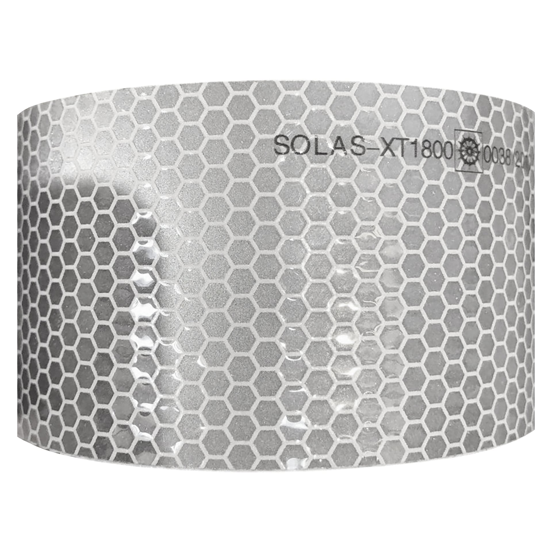 Et nærbilde av Hard Head Reflecty-tape viser det sekskantede mønsteret, teksten "SOLAS-XT1800" og "00388," og et lite sirkulært symbol.