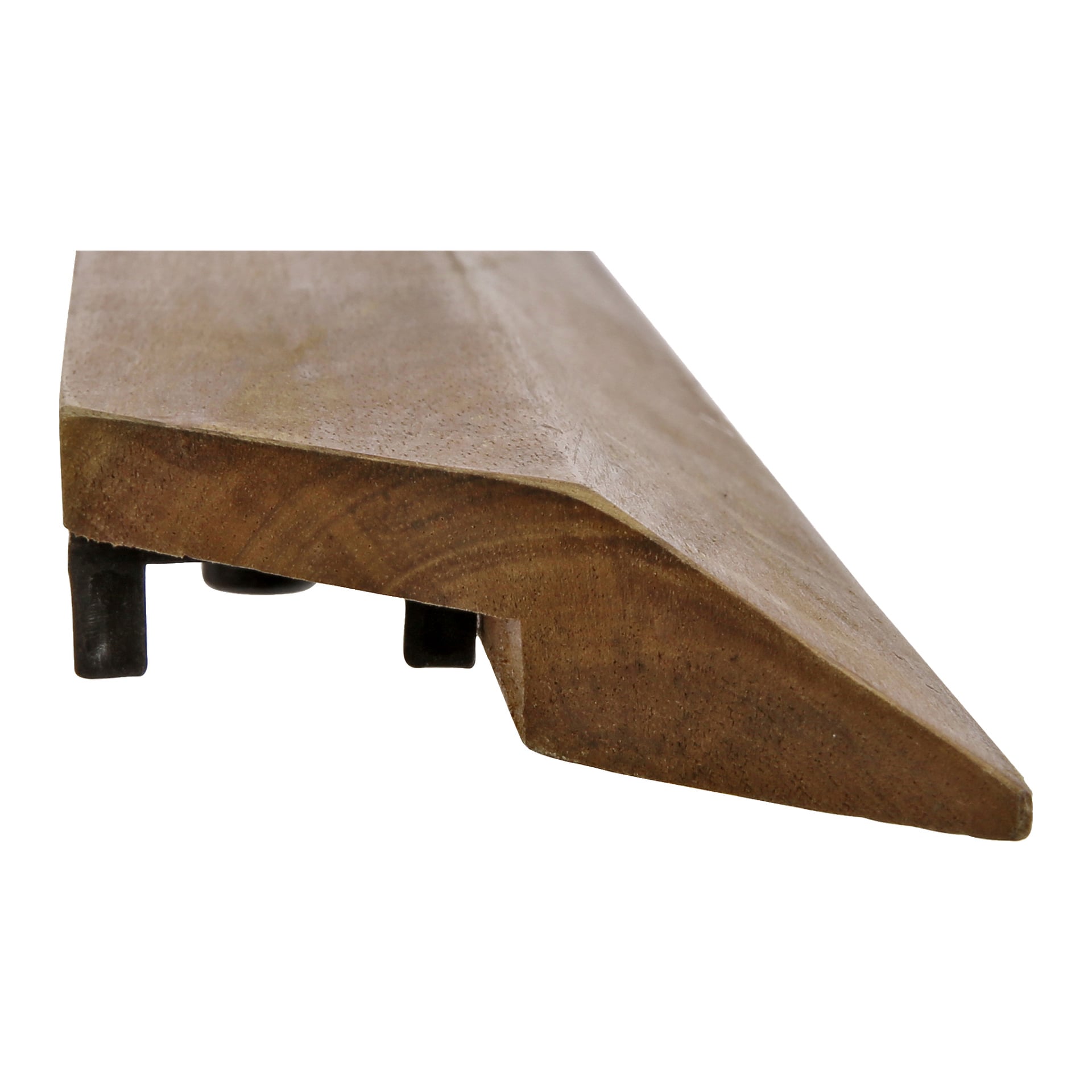 En närbild på Hard Head Corners golvplattor (set om 4), som visar en trägolvsövergångslist med en sluttande kant och svarta plastfästen under.