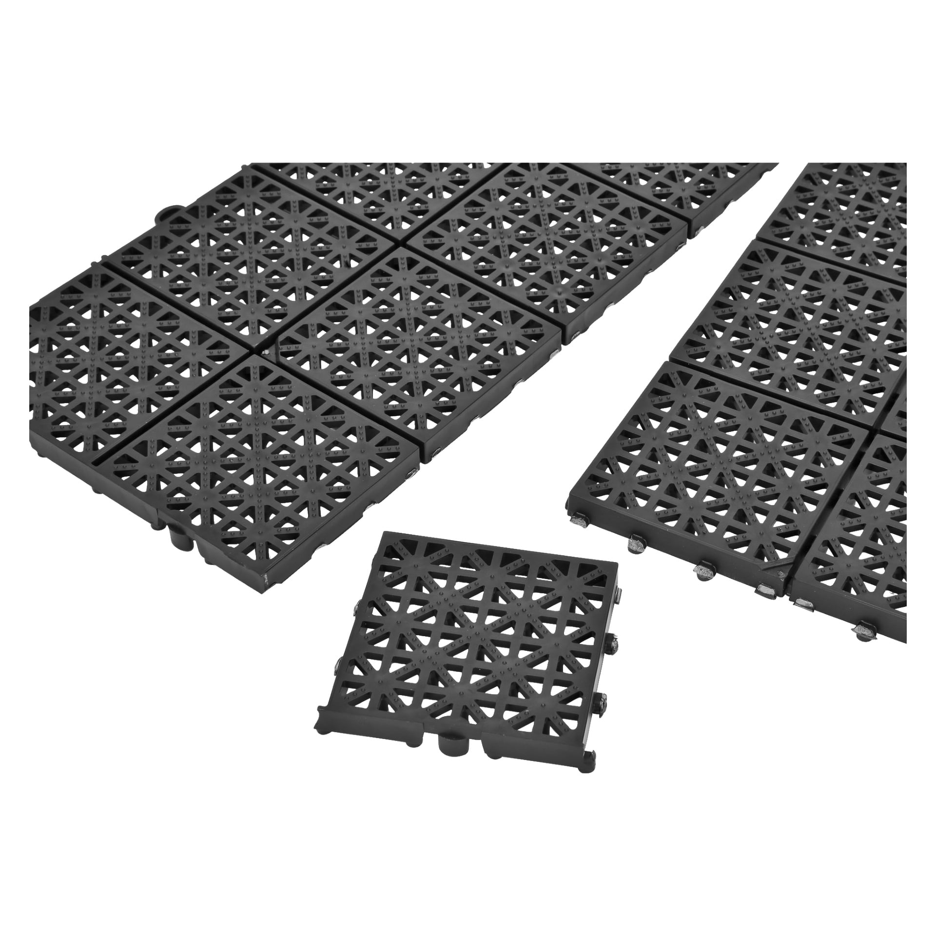 Ett 11-pack med Hard Heads svarta plastplattor med sammanlänkande golvplattor visas, var och en med ett geometriskt utskärningsmönster. En bricka separeras för att avslöja anslutningspunkterna längs kanten, och alla plattor visar ett upprepande stjärnformat motiv på sina ytor.