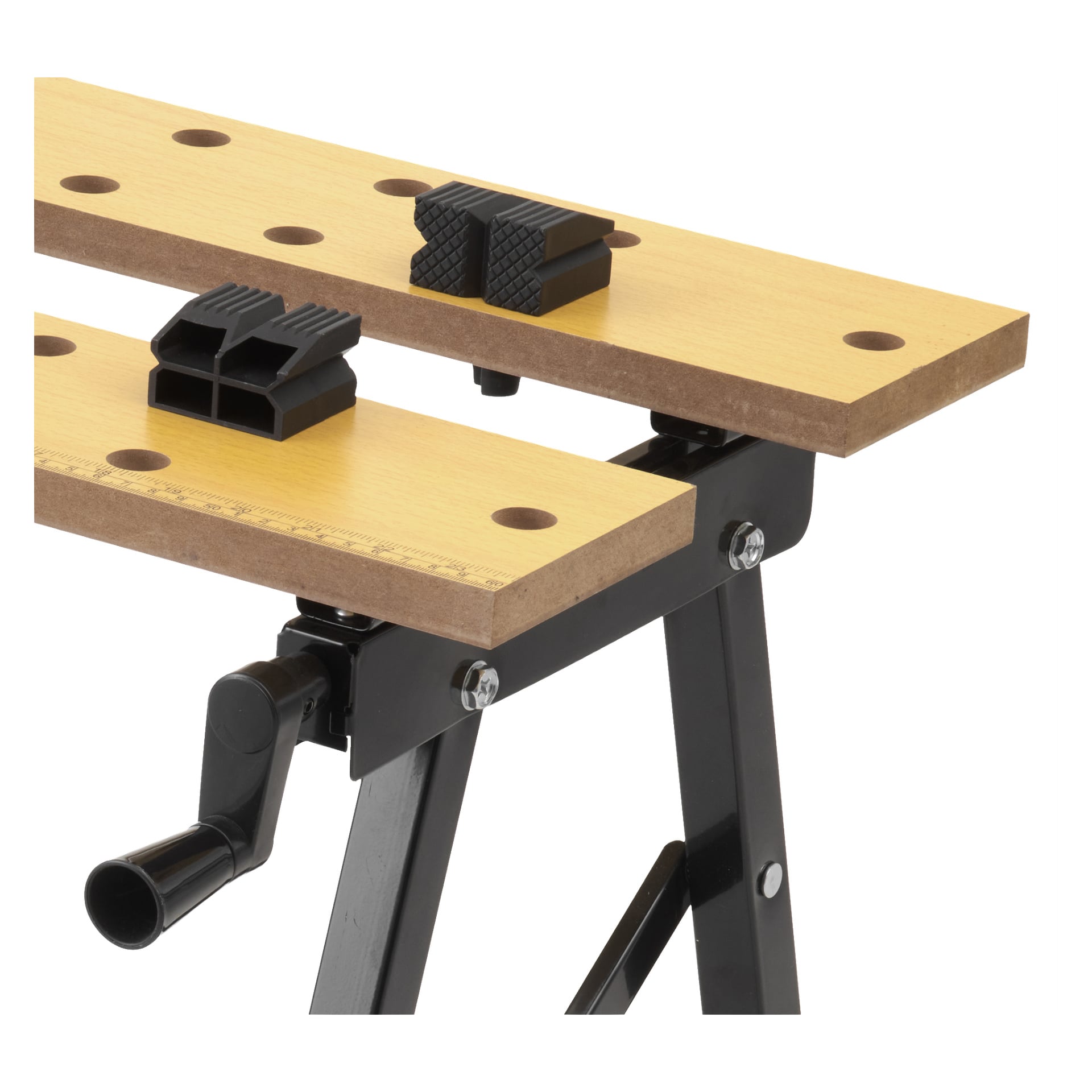 Hard Head Folding Workbench visas i närbild, där två träytor med cirkulära hål framhäver. Två svarta plastklämmor vilar på ovansidan, och ett vevhandtag samt metallben syns under.