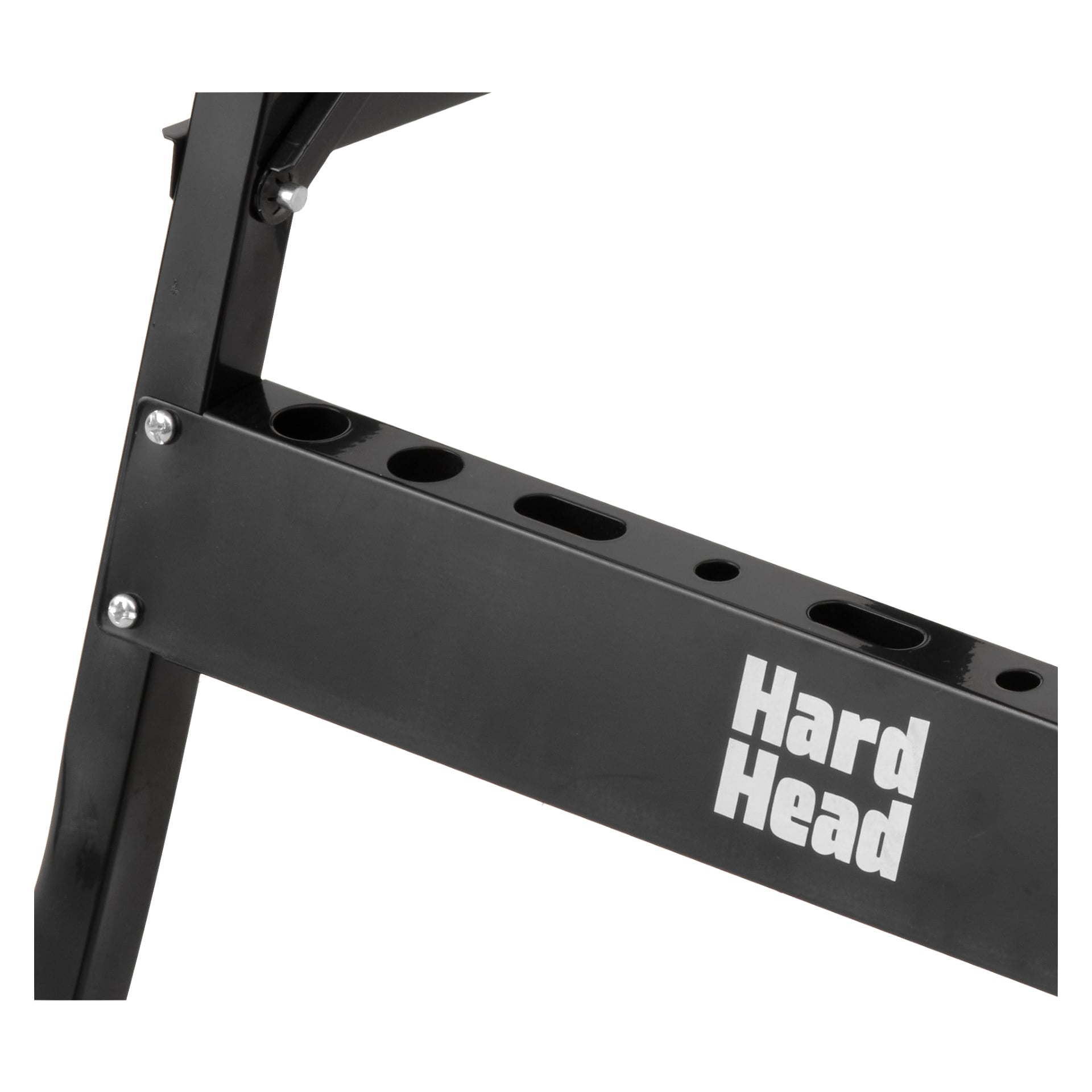 Detaljerad närbild av en svart metallram med flera hål och varumärket "Hard Head" visas i vitt. Denna sektion är en del av stödstrukturen för en Hard Head Folding arbetsbänk.