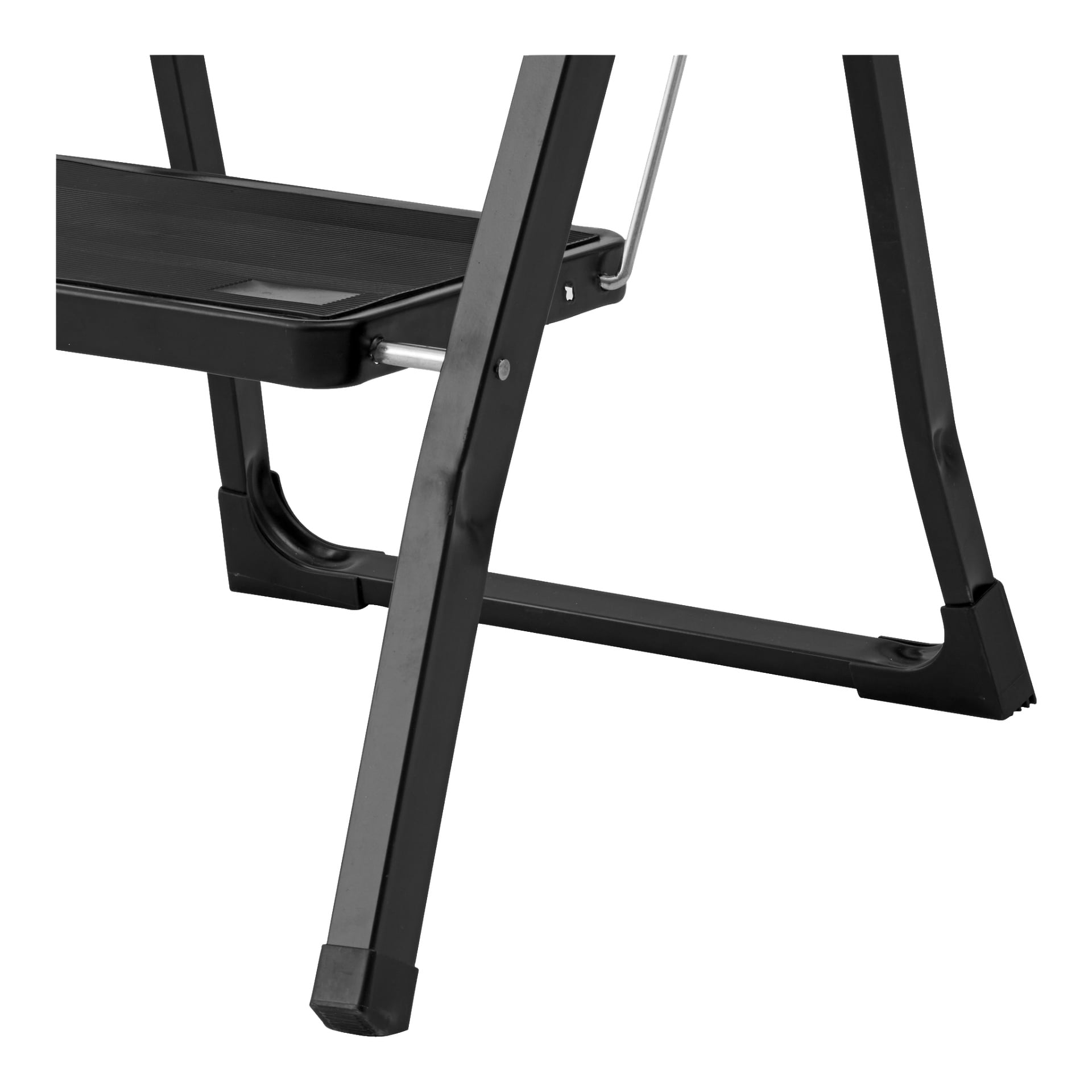 Närbild på de svarta metallbenen och foten på Hard Head Folding Stepstool, som visar en del av det nedre trappsteget och den bärande ramen.