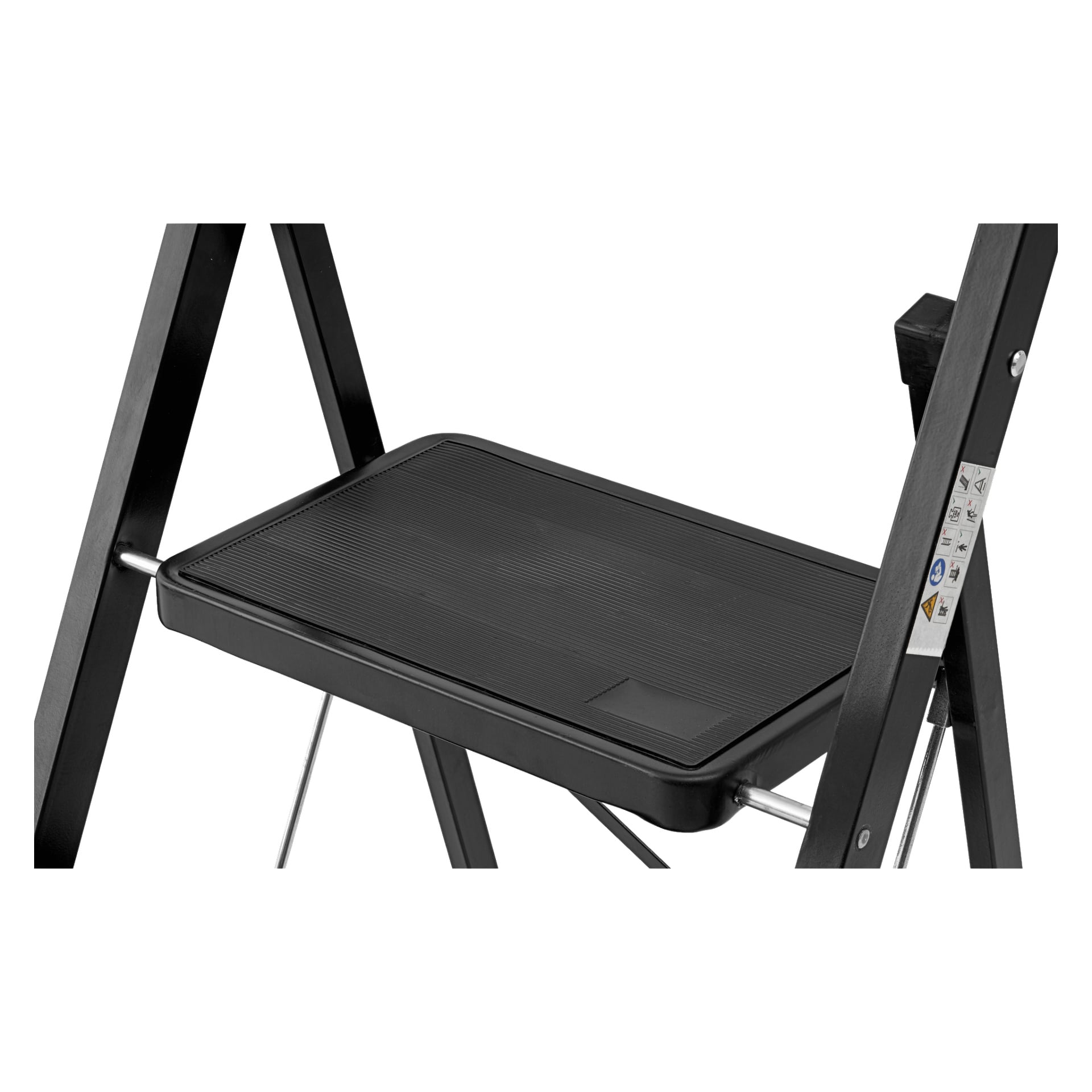 Detaljerad närbild av Hard Head Foldable pallens stegsteg, som framhäver dess rektangulära, texturerade yta för extra grepp. Kanten visar en del av den svarta metallramen och en synlig säkerhetsetikett på sidan.
