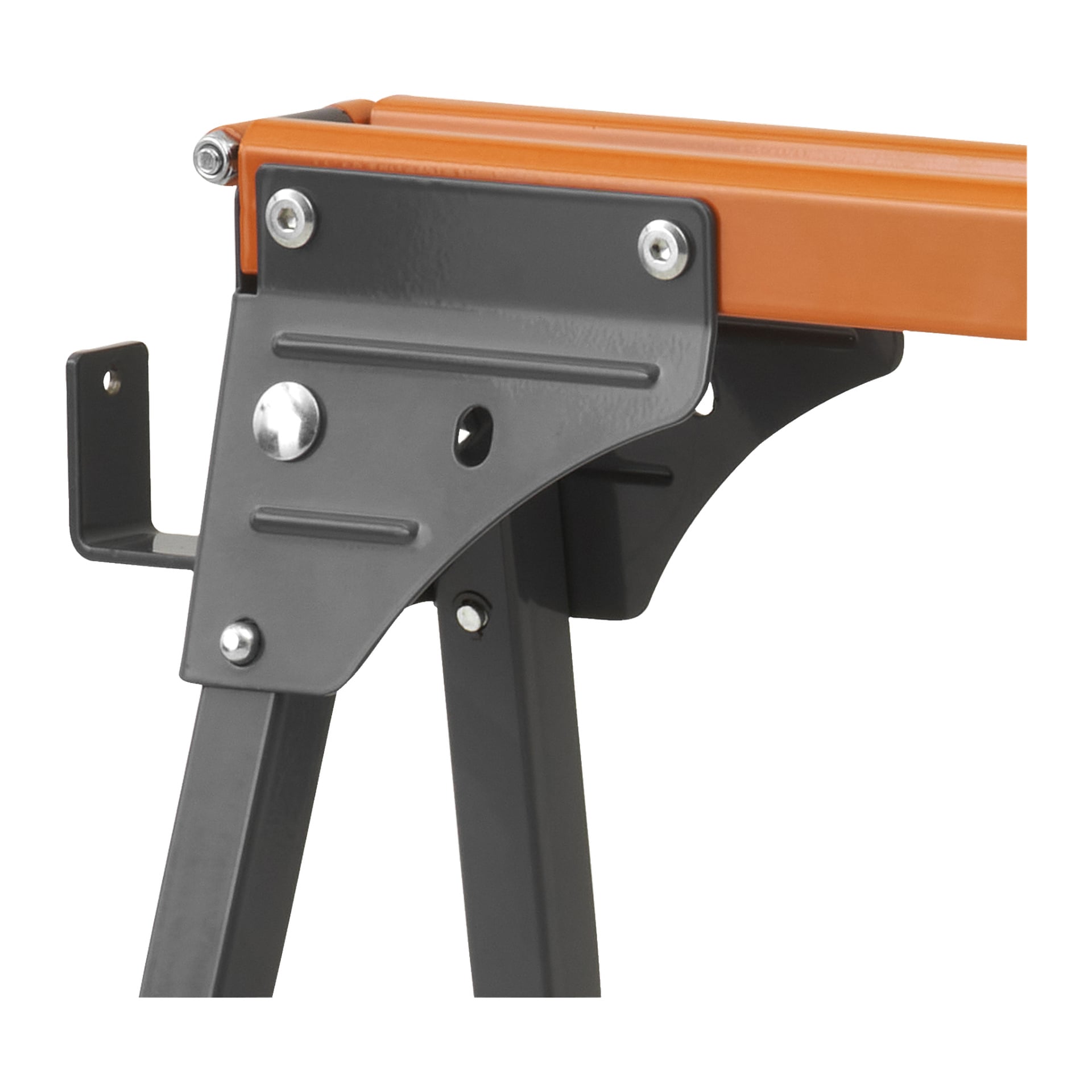 Detaljert nærbilde av et Hard Head Work Trestle-ben, som viser en svart metallbrakett med festet krok, en oransje horisontal støttestang og vinklede ben som er solid koblet sammen med bolter og skruer.