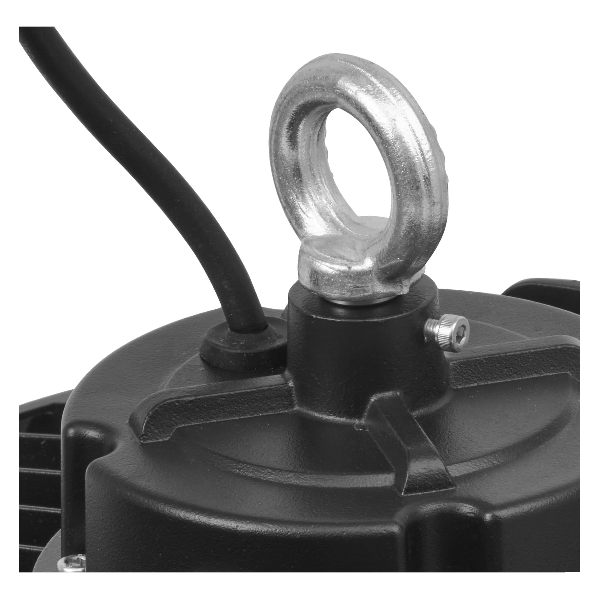 Anslut Industrial LED-armaturen visar i en närbild ett massivt svart hus med robust industriell stil. En metalllyftande ögabult sitter ovanpå enheten, och en svart elkabel är ansluten. Foderhöljet har framträdande skruvar och formgjutna åsar som är typiska för industriutrustning.