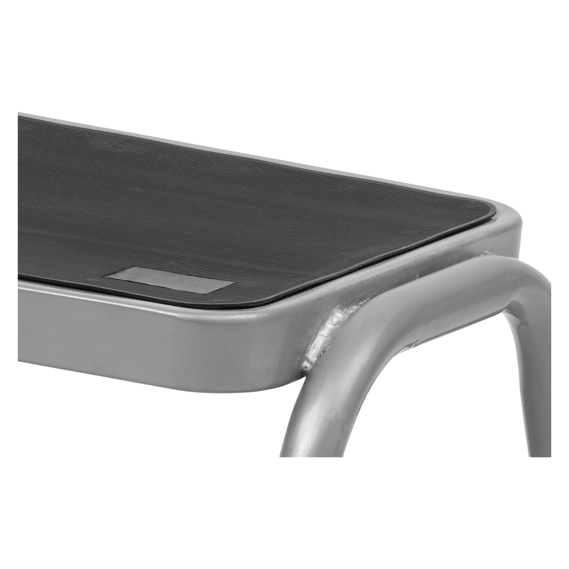 Detaljerad vy av Hard Head-pallen designad för husvagnar, med sin svarta, texturerade sittdel och stadiga silverram med släta, rundade kanter.