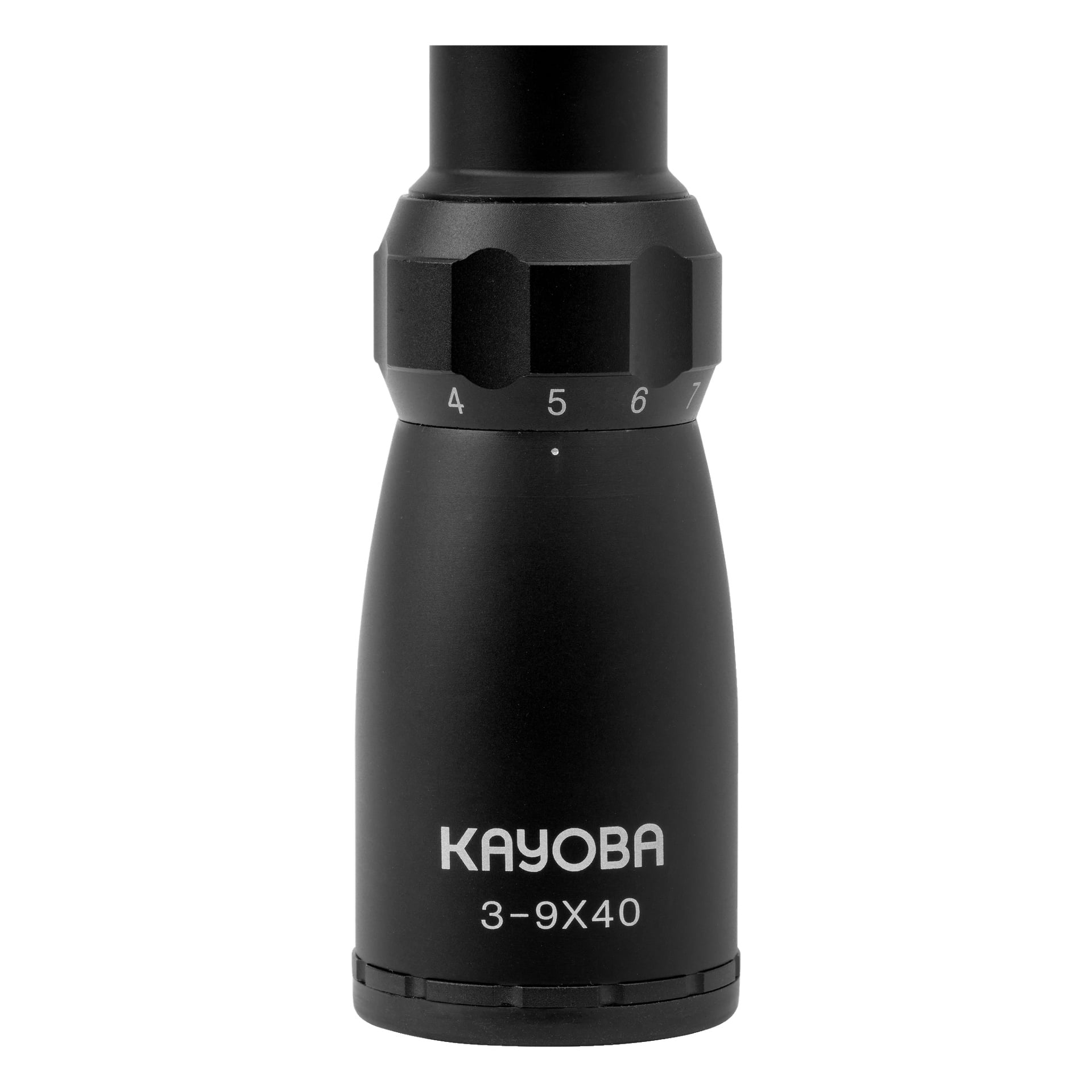 Närbild av ett svart Kayoba-teleskopsikte, med fokus på zoomringen där siffrorna 4 till 7 syns, med varumärkes- och förstoringsspecifikationer tryckta på kroppen.