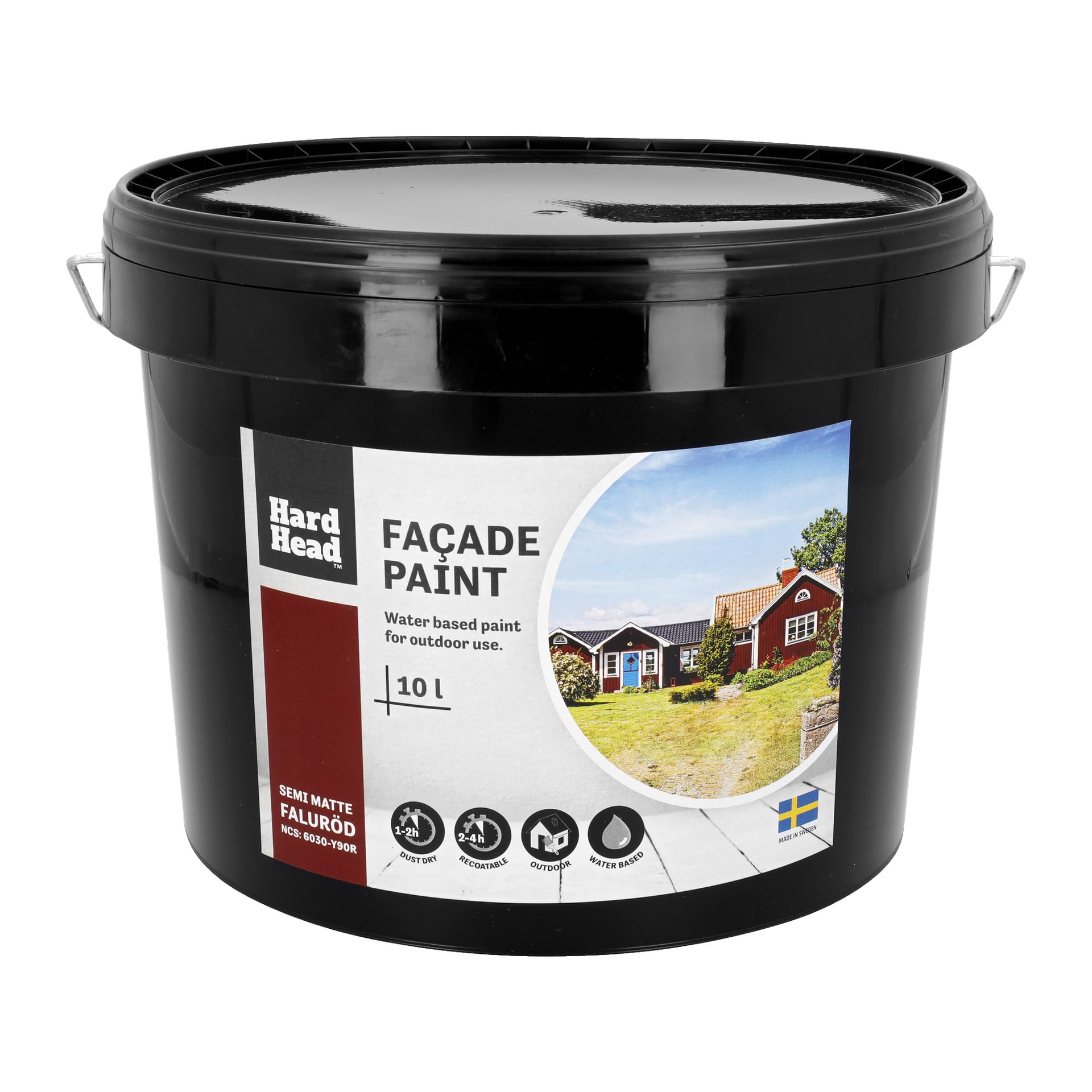 En svart 10-liters bøtte med Hard Head Façade-maling for utendørsbruk med en etikett med Hard Head Fasad, detaljer om produktet, bilder av hus, flere ikoner og et lite svensk flagg nederst til høyre.