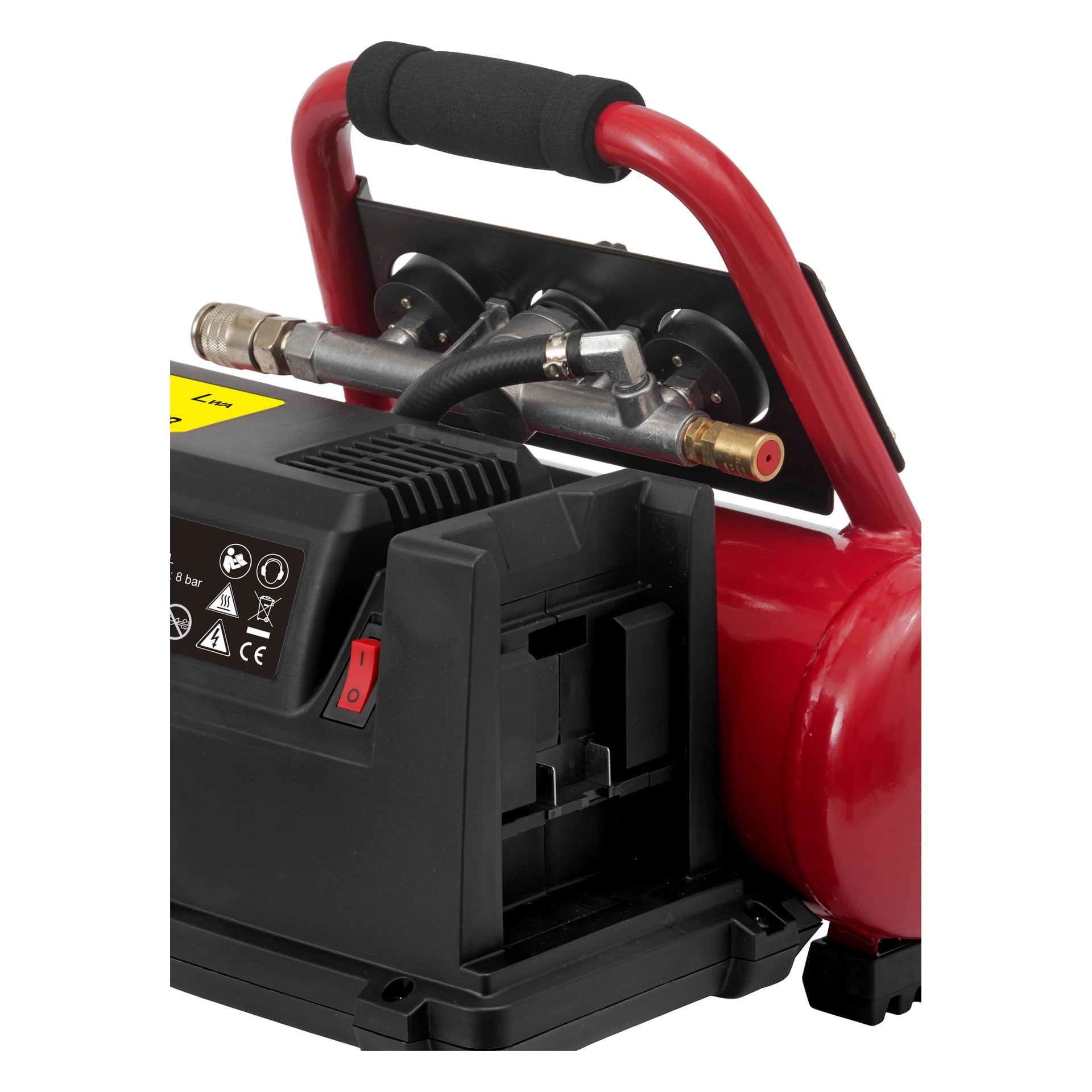 Närbild av Meec Tools Multiseries CB-18V HOME 500 batteridrivna kompressor, som visar dess röda och svarta kaross, stadiga svarta handtag, ansluten slang, strömbrytare, tryckmätare och synliga varningsetiketter.
