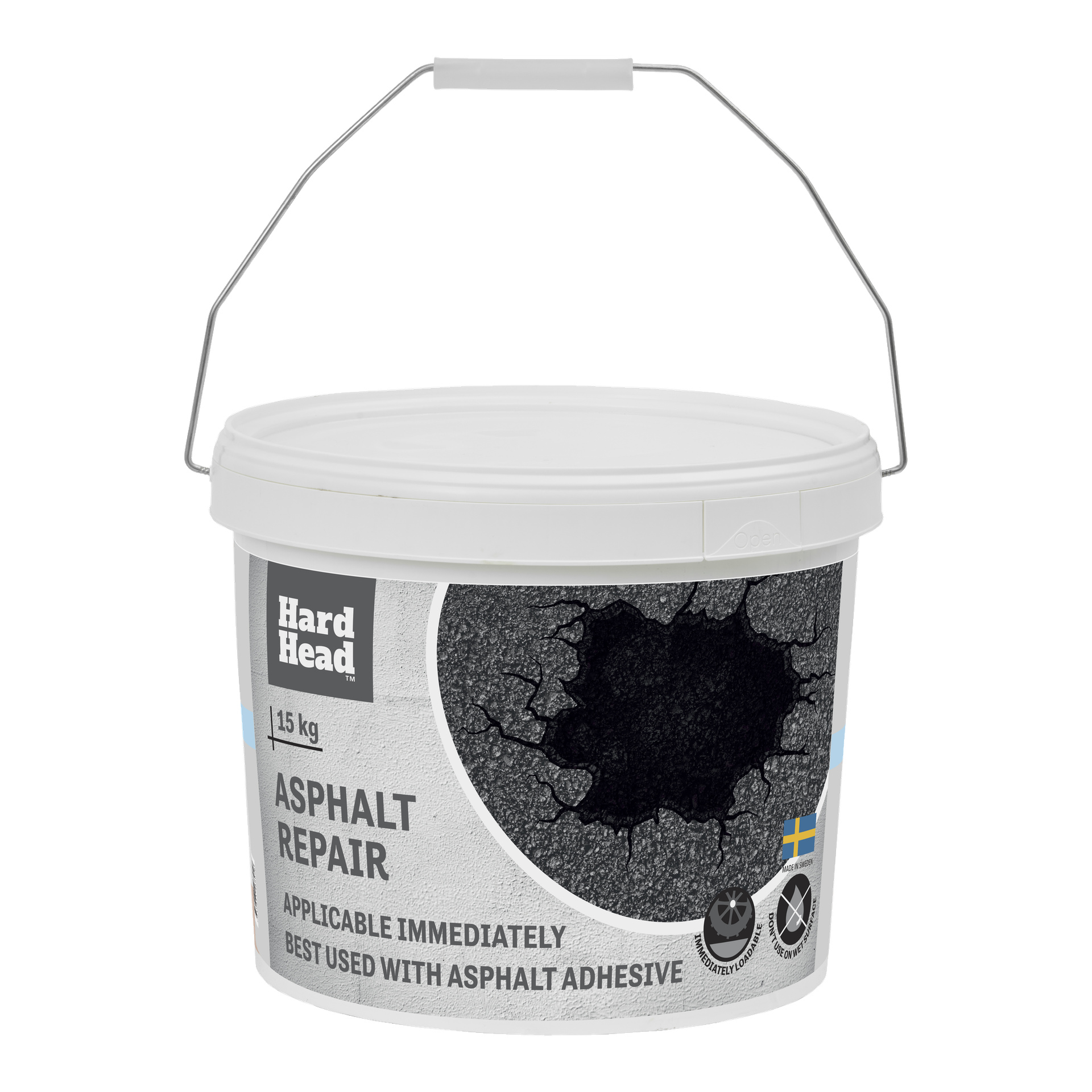 En 15 kg vit plasthink med handtag, märkt Hard Head Asphalt reparation. Etiketten visar en bild av sprucken asfalt och en blågul flagga, som anger att produkten är redo att användas omedelbart och fungerar bäst när den kombineras med asfaltlim.