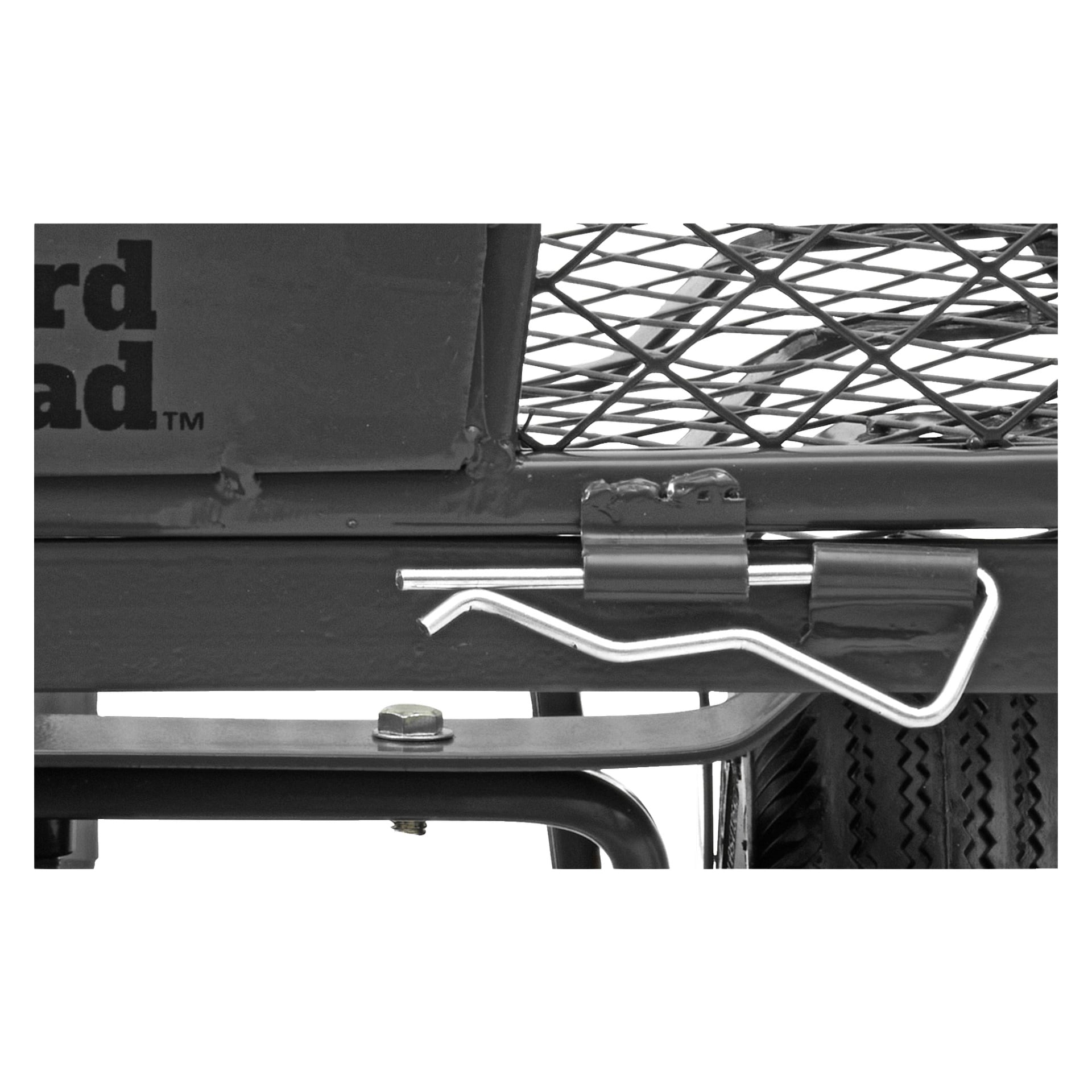 Szczegółowy widok pokazuje solidny metalowy kołek trzymający razem fragmenty solidnej ramy wagonu transportowego Hard Head. Nad nim znajduje się panel siatkowy, a pod spodem widoczna jest część opony. Po lewej stronie jest śruba i fragment nadrukowanego logo Hard Head.
