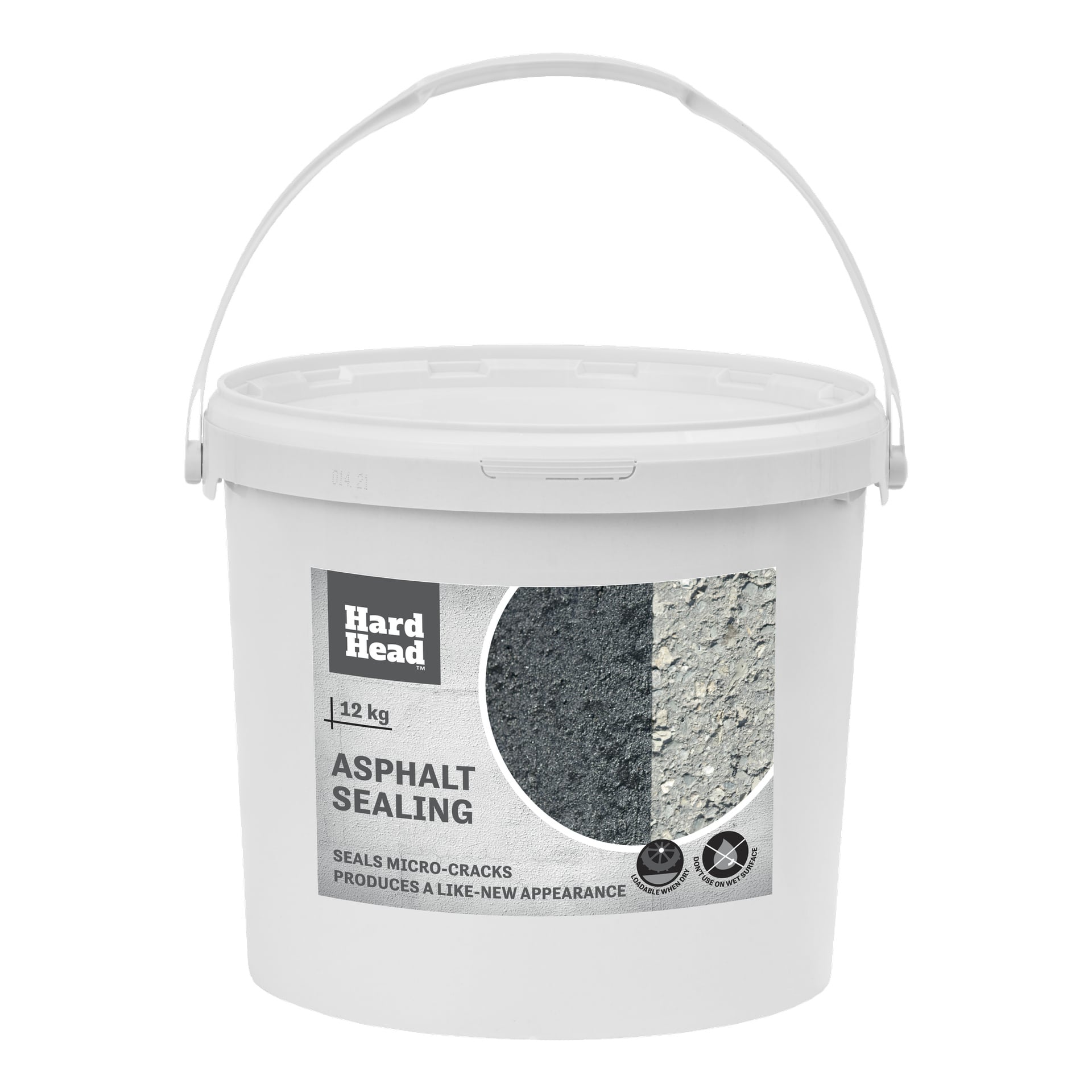 En 12 kg hvit plastbøtte med Hard Head Asphalt sealer viser en etikett med side-ved-side bilder som sammenligner uforseglet og forseglet asfalt, og understreker produktets effektivitet i å tette mikrosprekker og fornye overflaten.