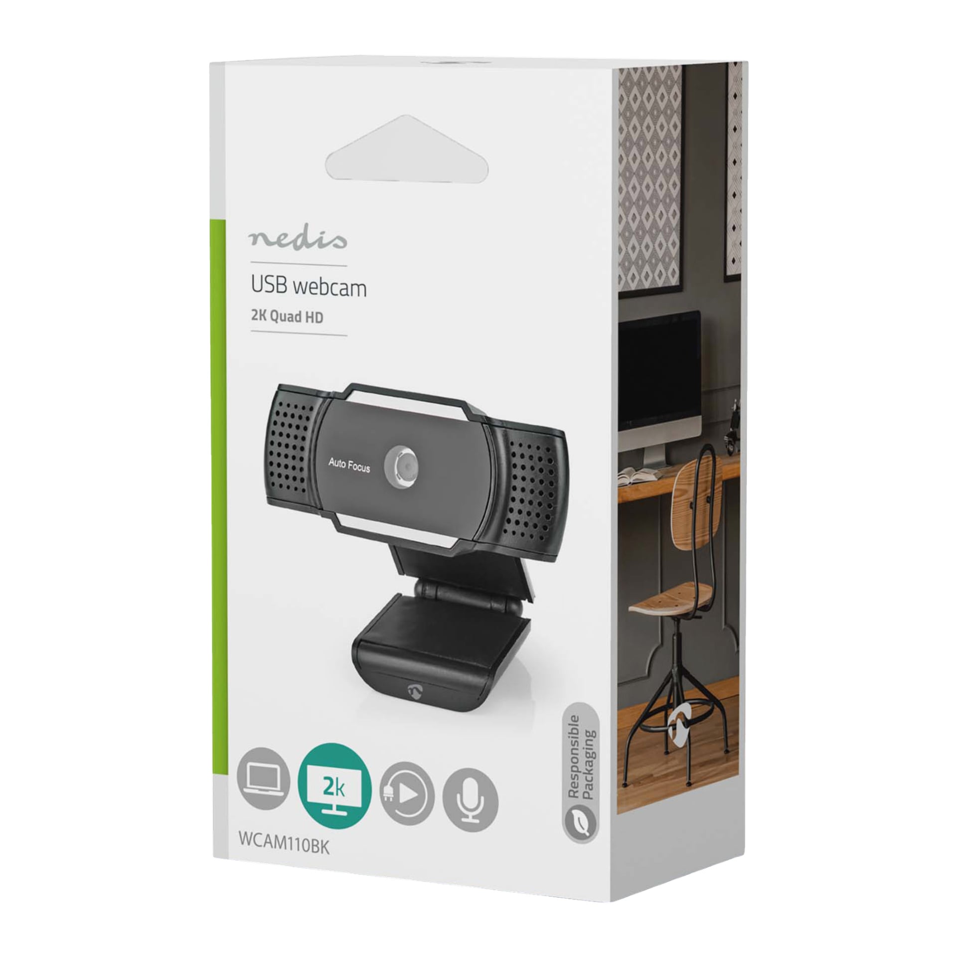 Detaljhandelsförpackningen för Nedis Webcam WCAM110BK, 2K Quad HD, med en bild på webbkameran på framsidan, tillsammans med ikoner som visar 2K-upplösning, en integrerad mikrofon och USB-anslutning. En arbetsyta med en skärm visas i bakgrunden.