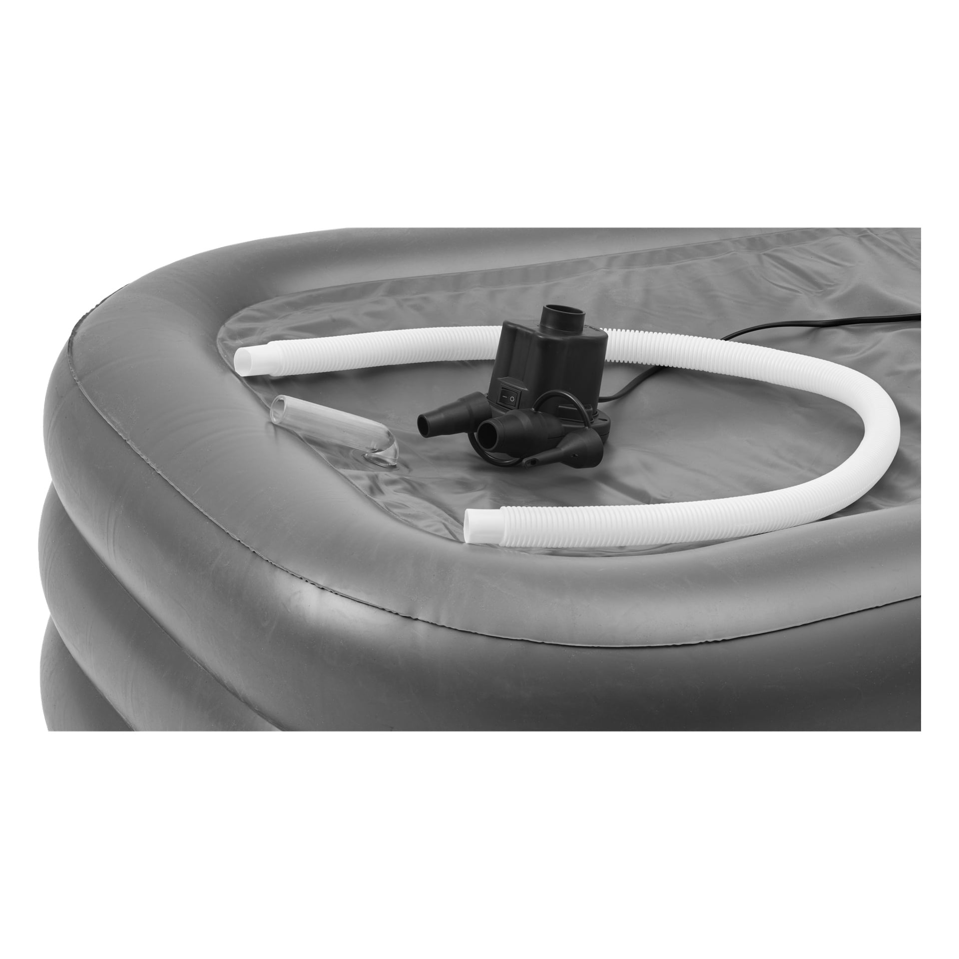 Ett grått EKVIP uppblåsbart badkar med en svart elektrisk luftpump ovanpå, tillsammans med en vit slang och ett genomskinligt plastmunstycke placerat bredvid pumpen.
