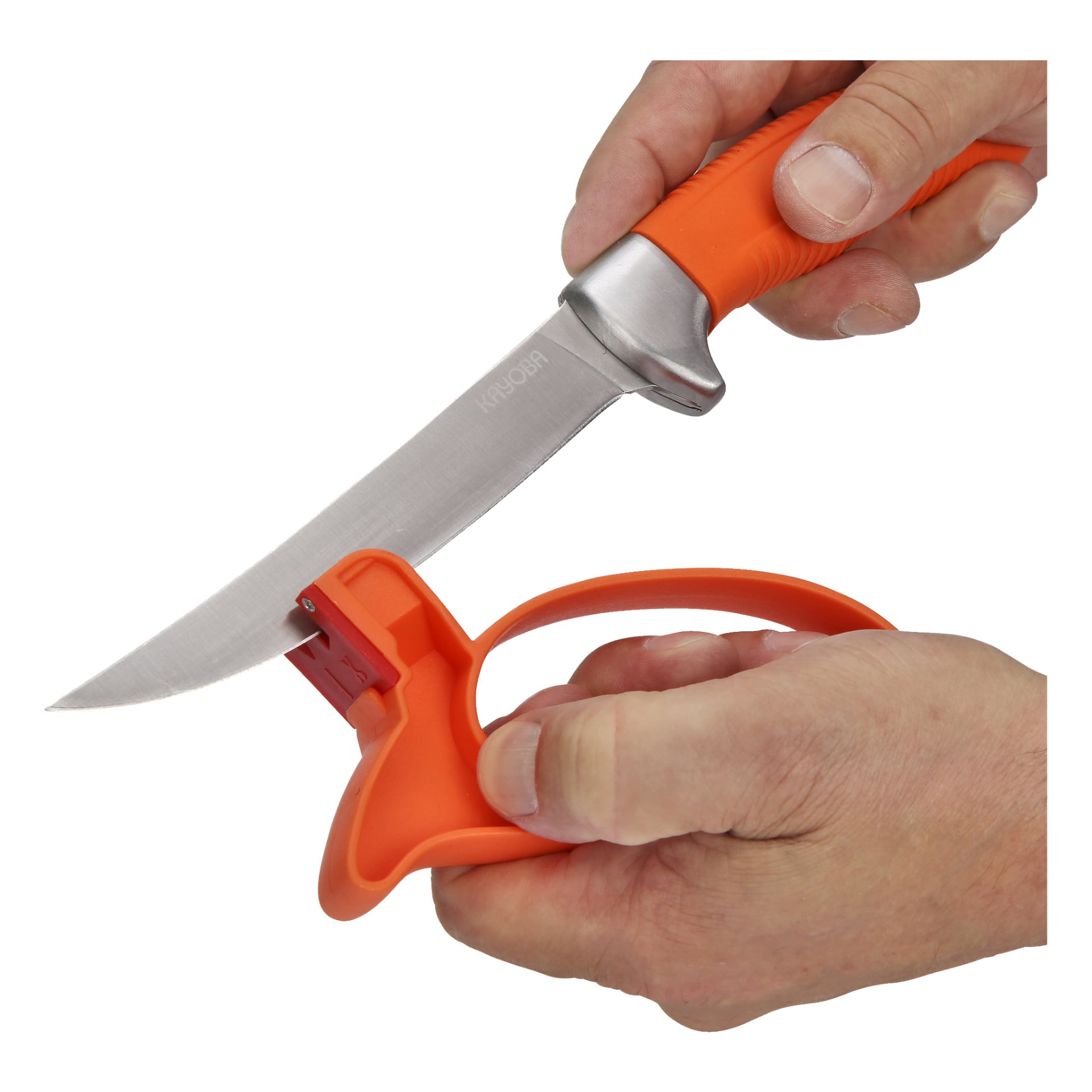 Någon använder en orange handhållen slipare för att slipa en kökskniv från Kayoba Butchers set 9-pack, där kniven hålls i ena handen och sliparen i den andra.
