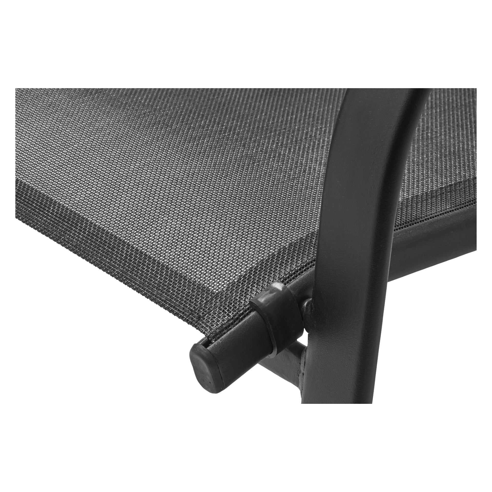 Närbild av EKVIP-stolens svarta nätssut, med fokus på dess metallarmstöd och rörformade ram, vilket betonar meshstrukturen och konstruktionsdetaljerna.