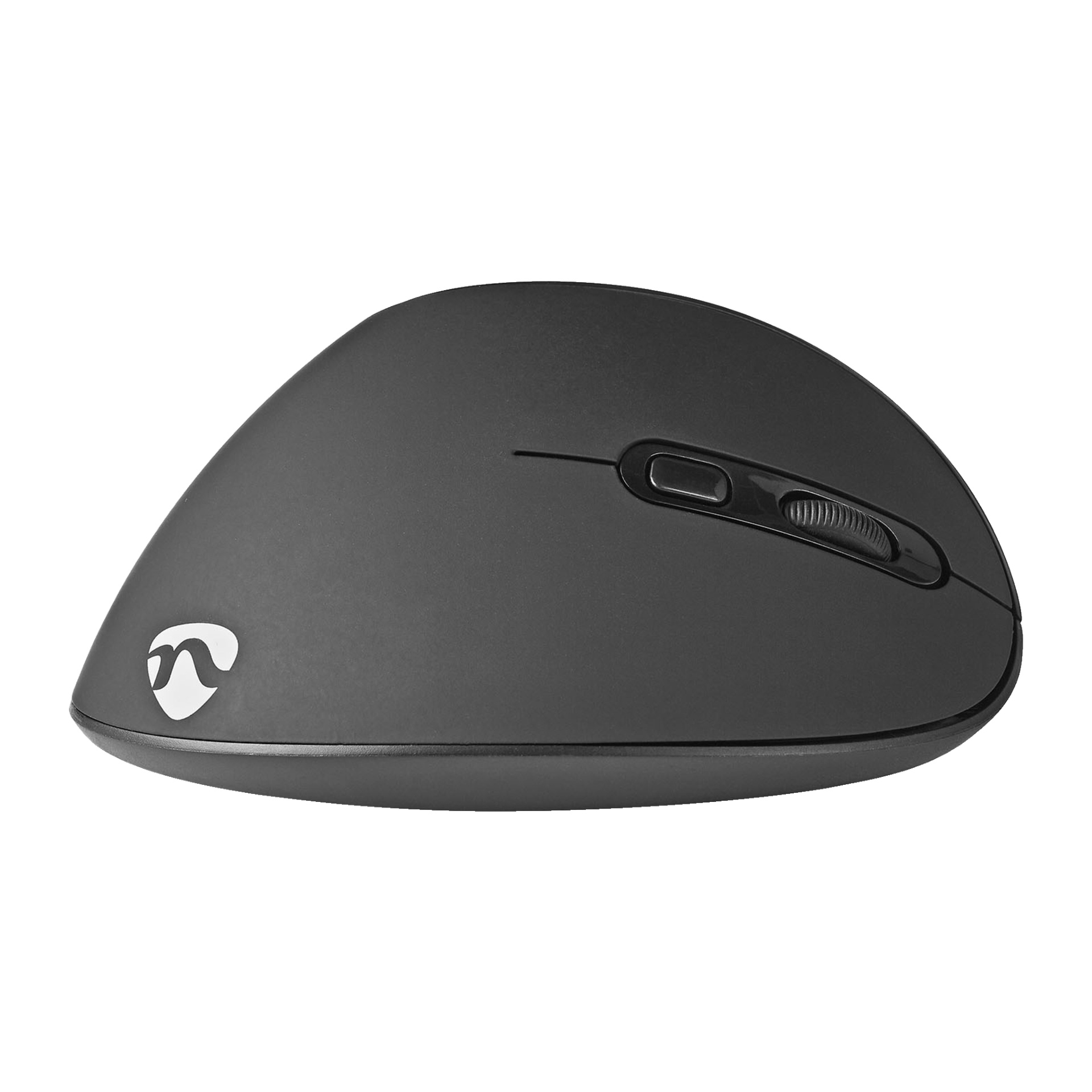 En svart Nedis vertikal trådlös mus med ergonomisk vertikal form, utrustad med två sidoknappar, ett scrollhjul och en vit Nedis-logga nära nedre vänstra hörnet.