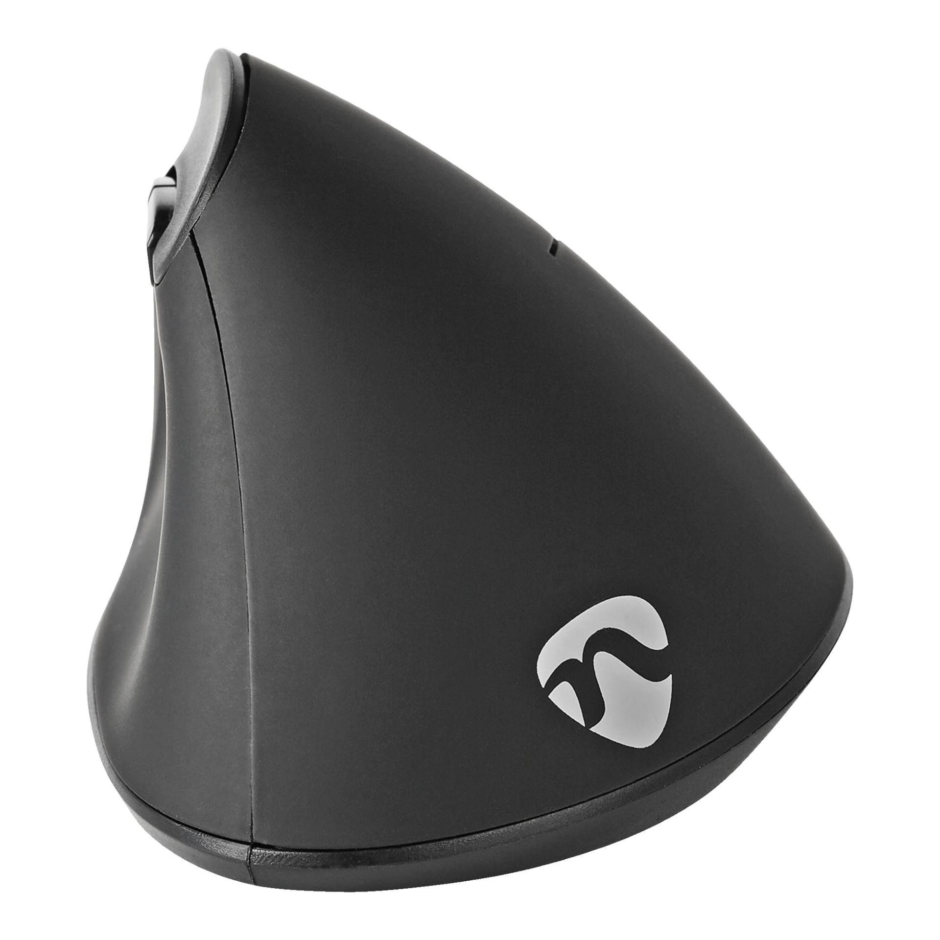 En svart, ergonomisk Nedis Vertical trådlös mus har en matt yta och en silverfärgad logotyp på sidan. Dess form är utformad för att uppmuntra ett naturligt handslag för ökad komfort.