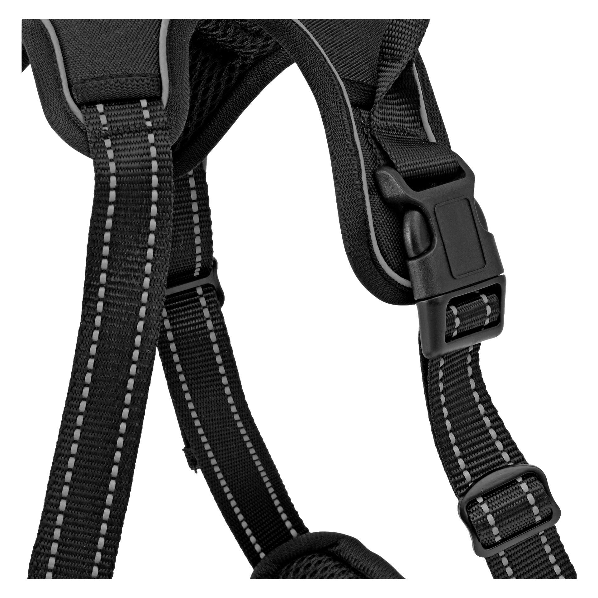 Detaljerad vy av Kayoba Dog Harness, med dess svarta justerbara rem med reflekterande sömmar, robust plastspänne med sidosläpp och extra vaddering för bättre stöd och säker passform.