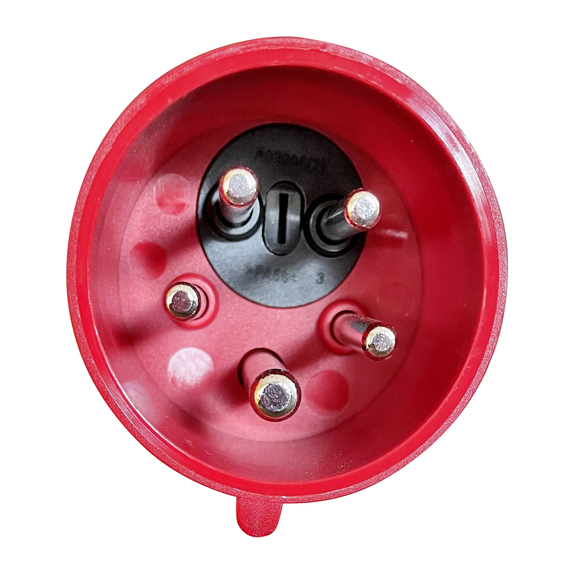 Närbild på en Anslut förlängningskabel CEE som visar en röd industriell elektrisk kontakt med fem metallstift i cirkulär formation och en svart plastbas i mitten.