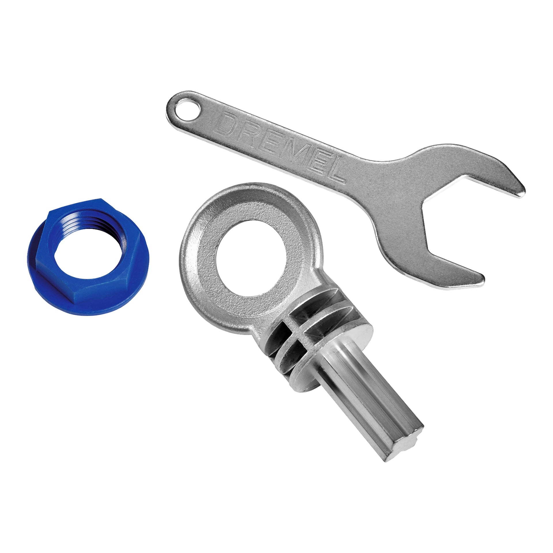 En Dremel Tool Holder Multi-Vise 2500 visas tillsammans med en metallnyckel med öppen ände, en blå plastmutter och en silverfärgad metallfäste med framträdande hål och ribbad sektion.