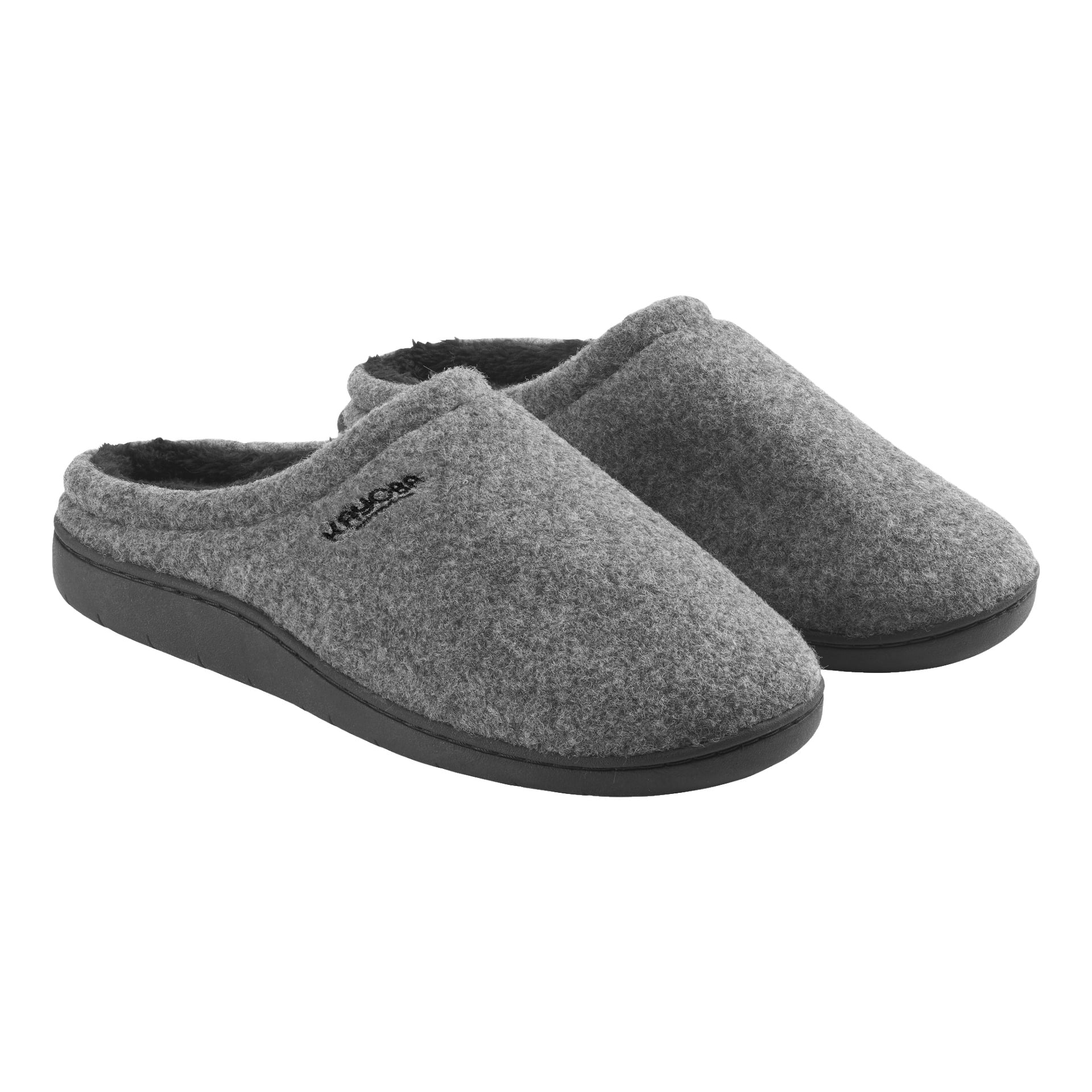Ett par grå Kayoba Outdoor slip-on tofflor med mjuka tygöverdelar och svarta gummisulor, placerade sida vid sida. "Kayoba Outdoor" är broderat i svart på sidan av en toffel.