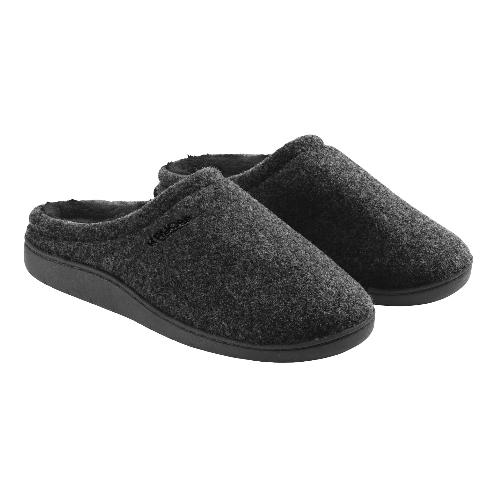 Mörkgrå Kayoba Outdoor Tofflor med en mjuk, fluffig yta och svarta sulor, placerade sida vid sida med tårna vinklade något åt höger. Tofflorna är slutna slip-ons.