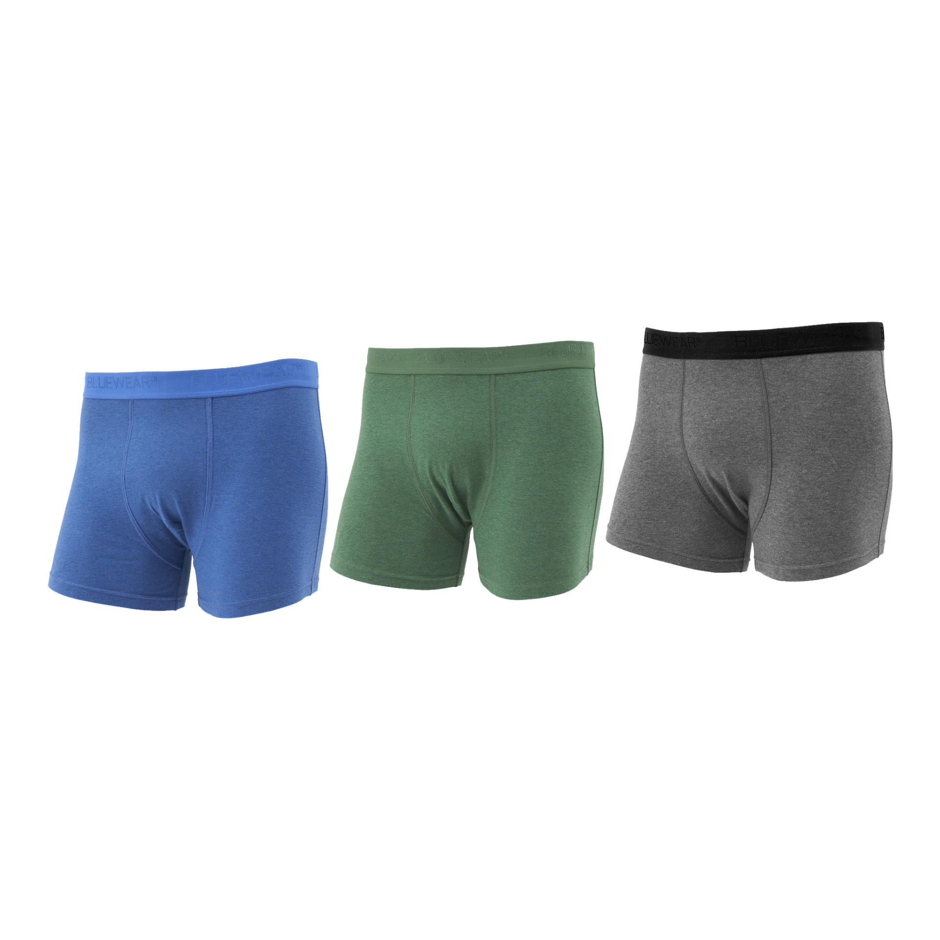 Tre par Bluewear Boxershorts från en 3-pack visas sida vid sida i blått, grönt och grått. Varje par har matchande midjeband, förutom de grå shortsen som har svart midjeband.